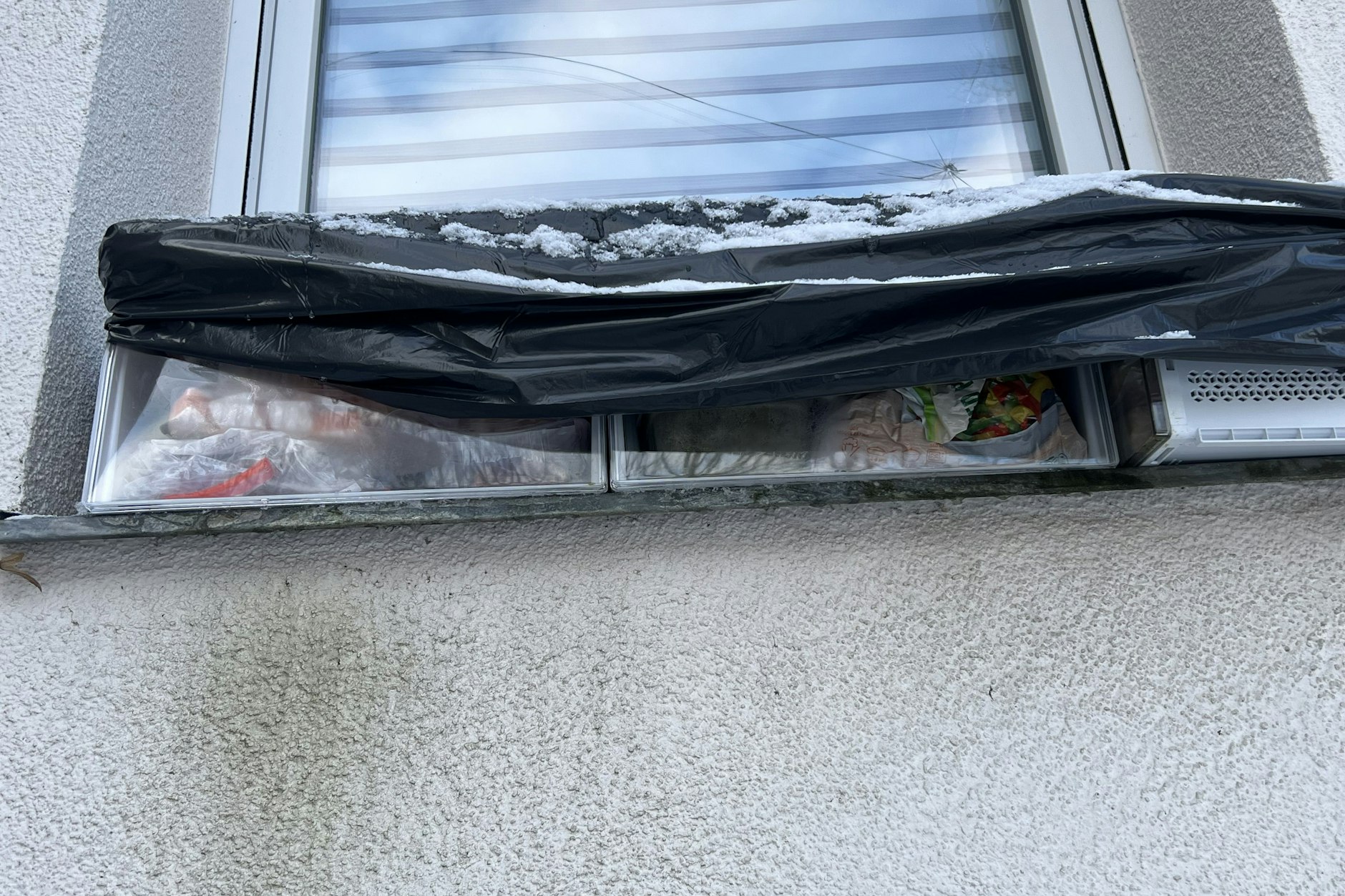 Das ist kein normales Fensterbrett, sondern derzeit ein Kühlschrank.