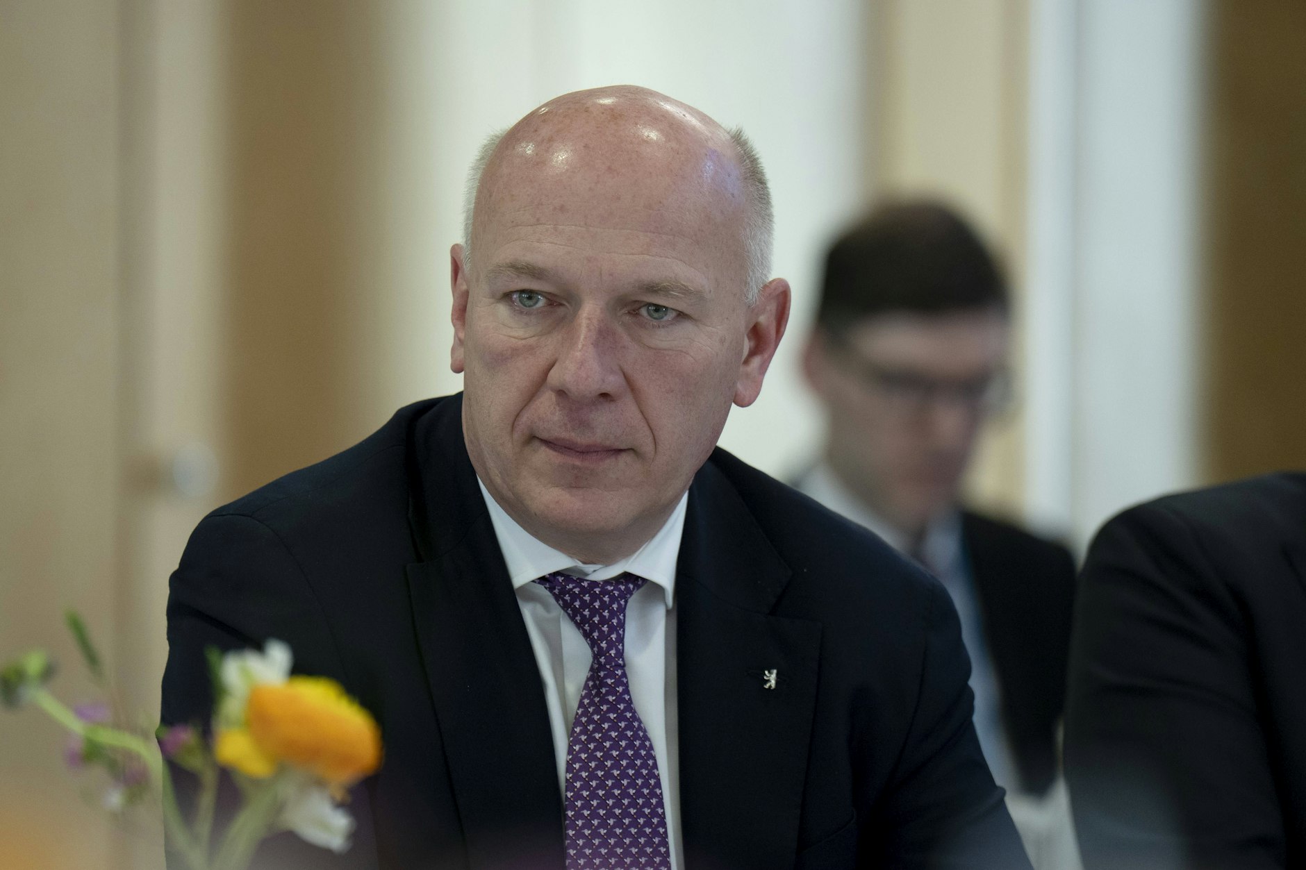 Kai Wegners mangelndes Engagement in der aktuellen Berliner Krisenlage bringt dem Bürgermeister viel Kritik ein.