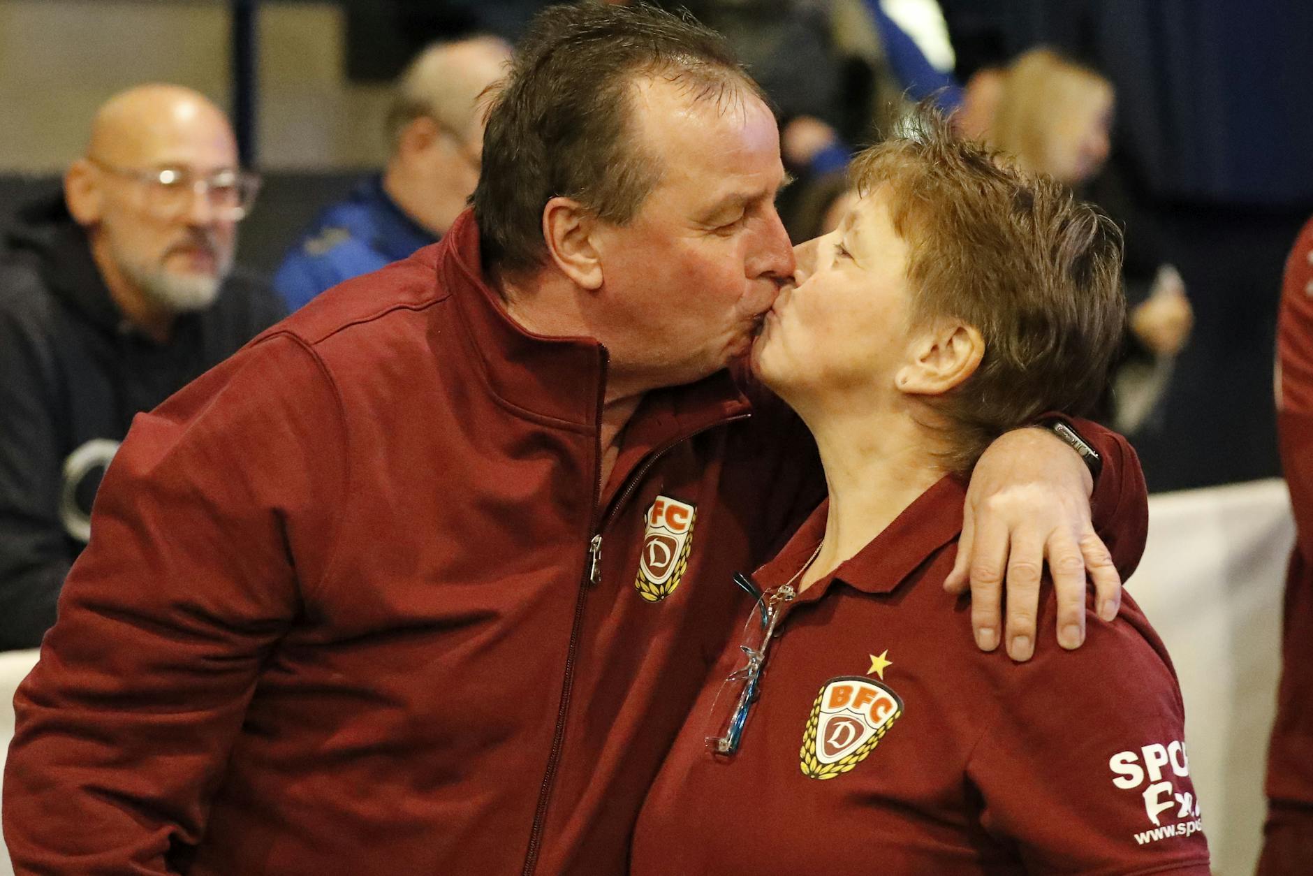 Oldies-Teamchef Norbert Paepke drückt seiner Jutta, auch in Brandenburg als Mannschaftsbetreuerin des BFC Dynamo dabei, ein dickes Küsschen auf.