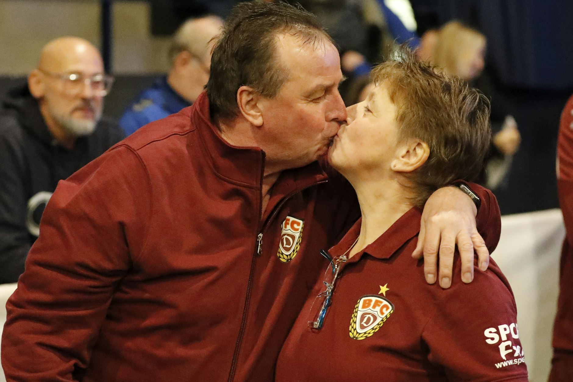 Oldies-Teamchef Norbert Paepke drückt seiner Jutta, auch in Brandenburg als Mannschaftsbetreuerin des BFC Dynamo dabei, ein dickes Küsschen auf.