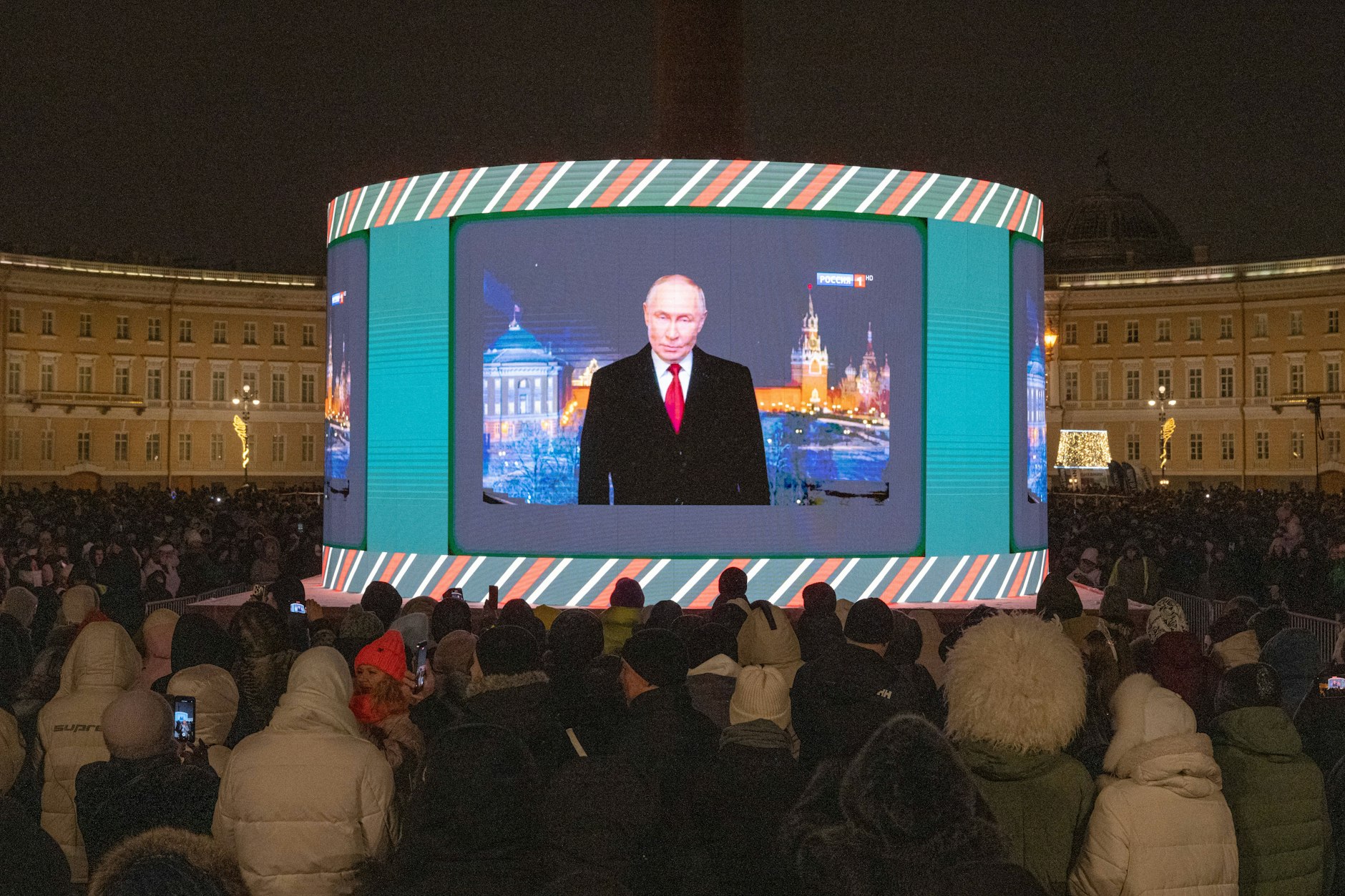 Auf dem Palastplatz in Sankt Petersburg schauen sich Tausende Russen die Neujahrsansprache Putins an.