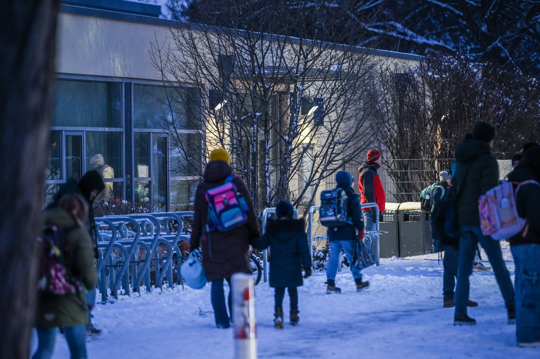 Kinder werden von ihren Eltern zur Mühlenau-Schule gebracht. Wegen eines Stromausfalls hat die Schule zur Notbetreuung geöffnet.