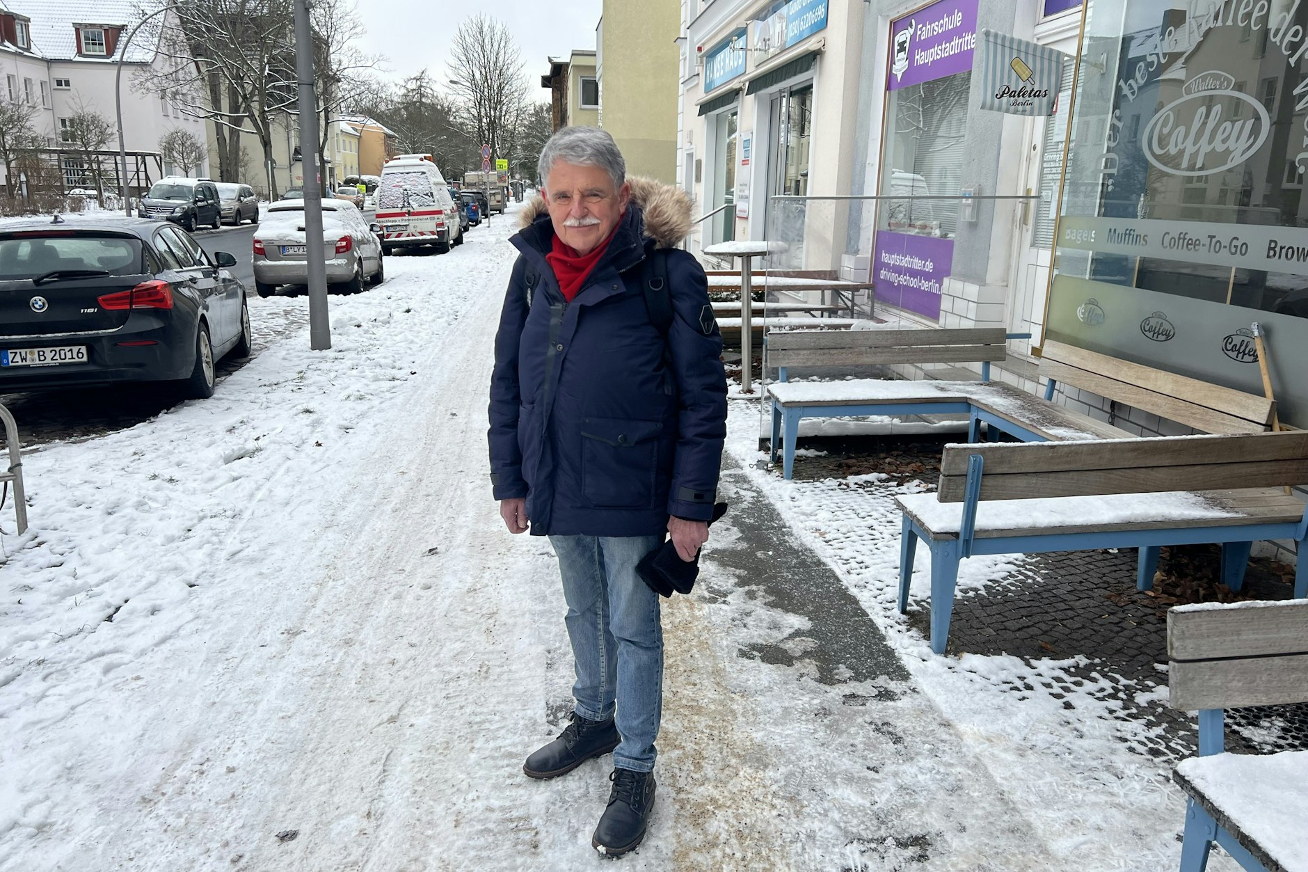 Michael Riedel kommt von Besorgungen auf der „anderen Seite“ der Bahnbrücke.