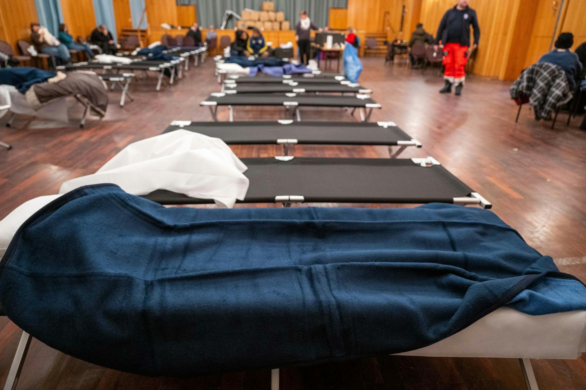 Im Bürgersaal vom Bezirksamt Zehlendorf sind Feldbetten aufgebaut. Wer mehr Privatsphäre wünscht, muss ins Hotel ausweichen und tief in die Tasche greifen.