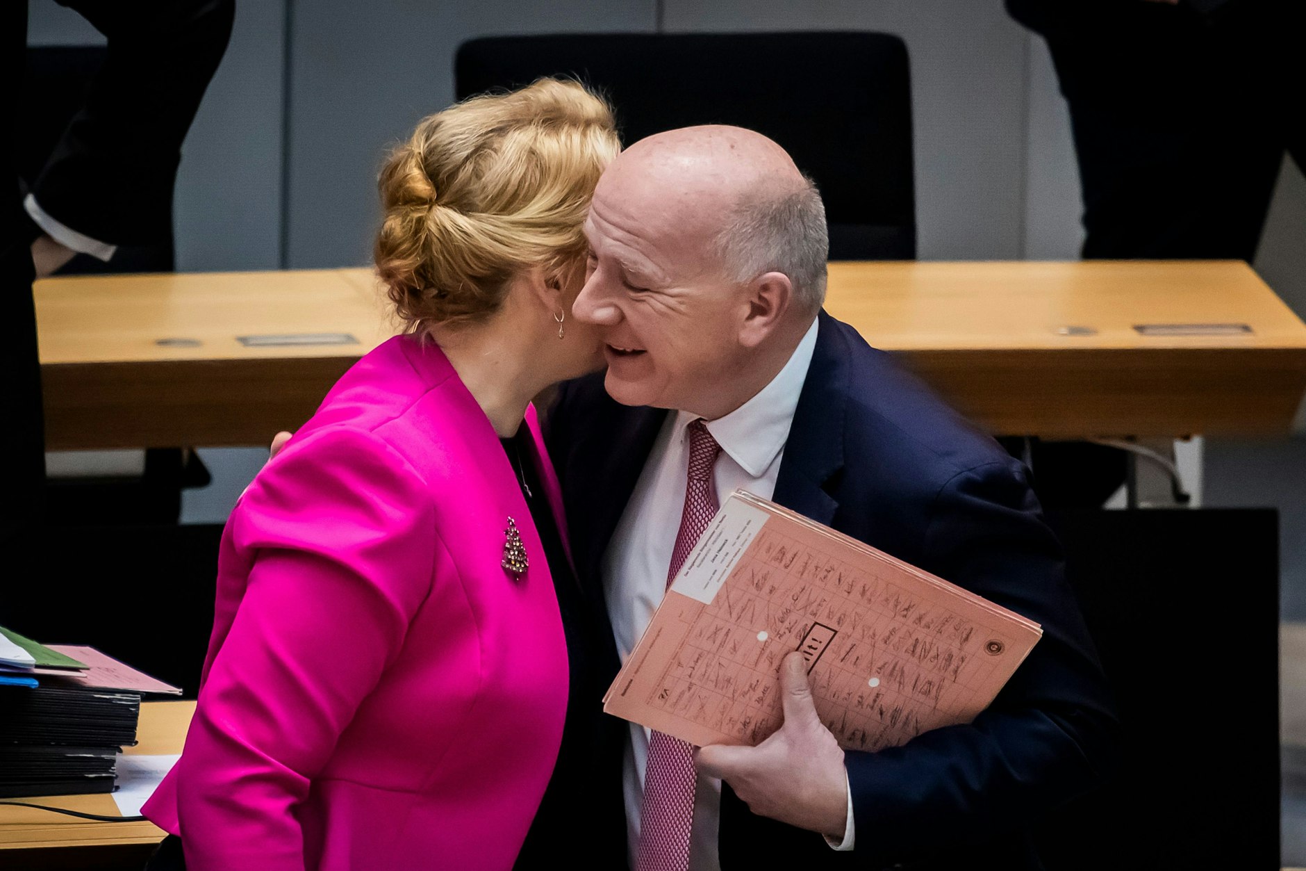 Kai Wegner (CDU), Regierender Bürgermeister von Berlin, und Franziska Giffey (SPD), Berliner Senatorin für Wirtschaft, Energie und Betriebe, begrüßen sich herzlich.