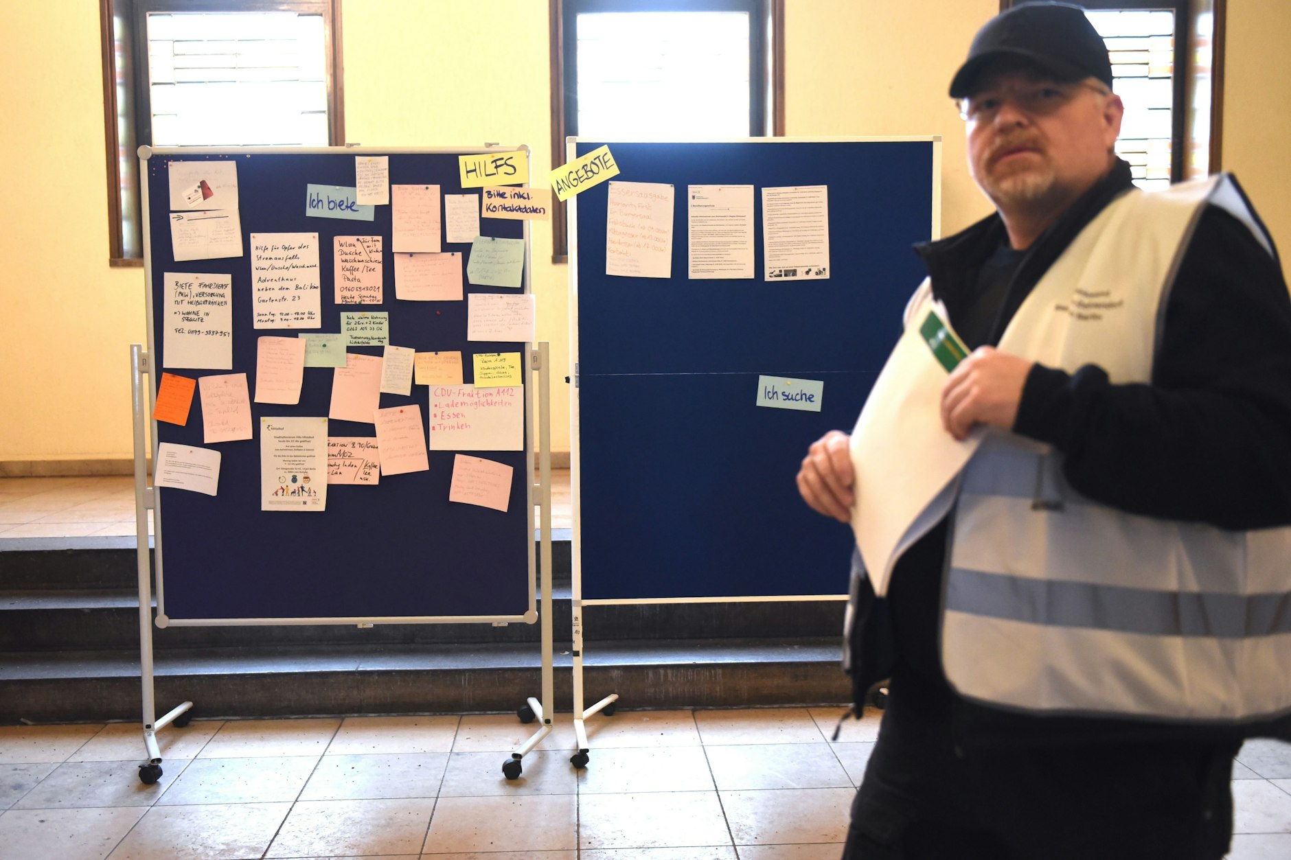 Menschen bieten im Rathaus Zehlendorf Betroffenen auf eine Tafel ihre Hilfe an.