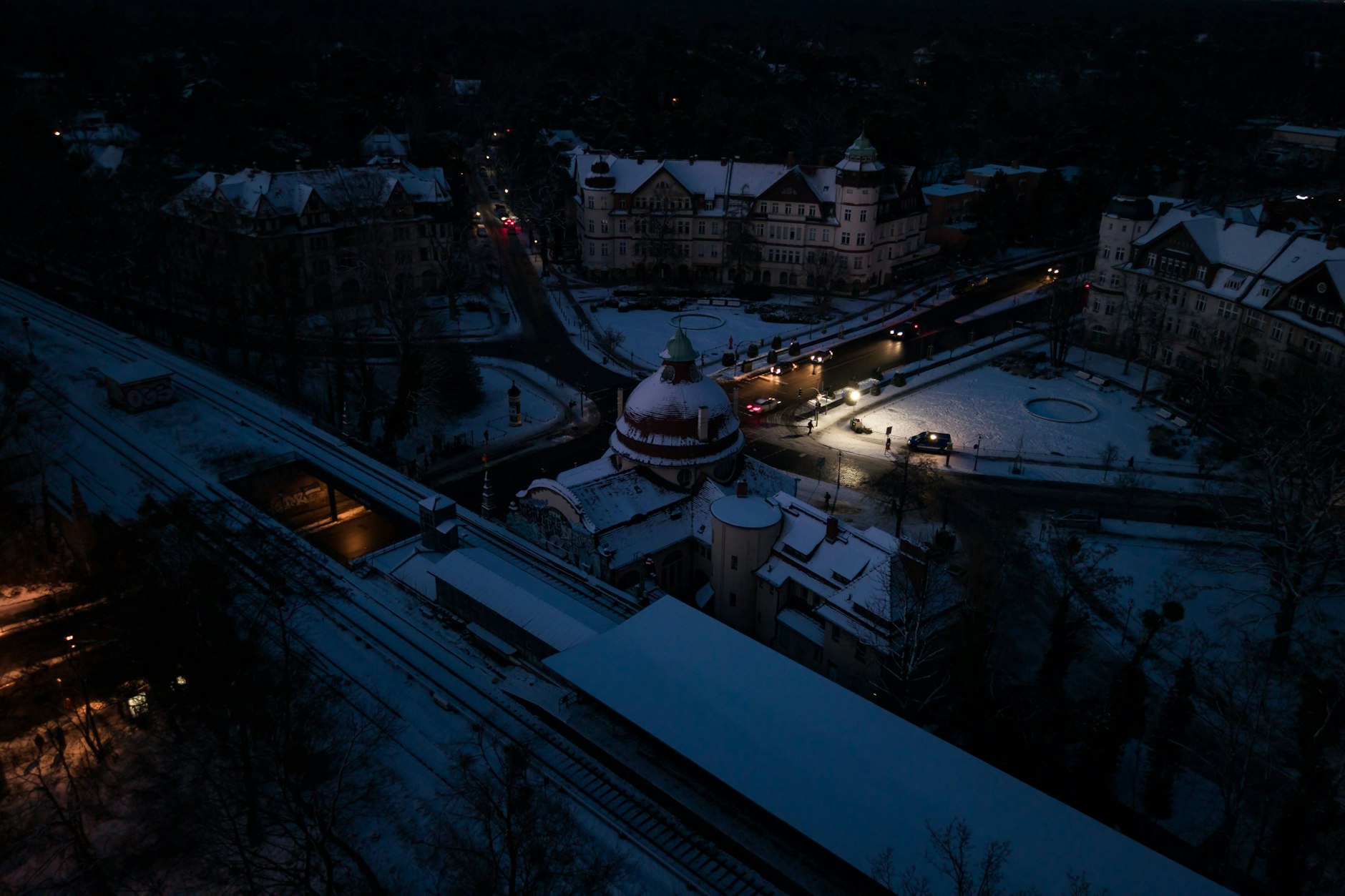 Der Mexikoplatz in Zehlendorf am 5. Januar. Auf der Seite von Lindenthaler Allee ist wieder Licht. Auf der Seite von Mexikoplatz und Argentinische Allee ist es immer noch dunkel. Am Mexikoplatz leuchtet eine Lanterne mit Notgenerator dank dem Einsatz des THW.