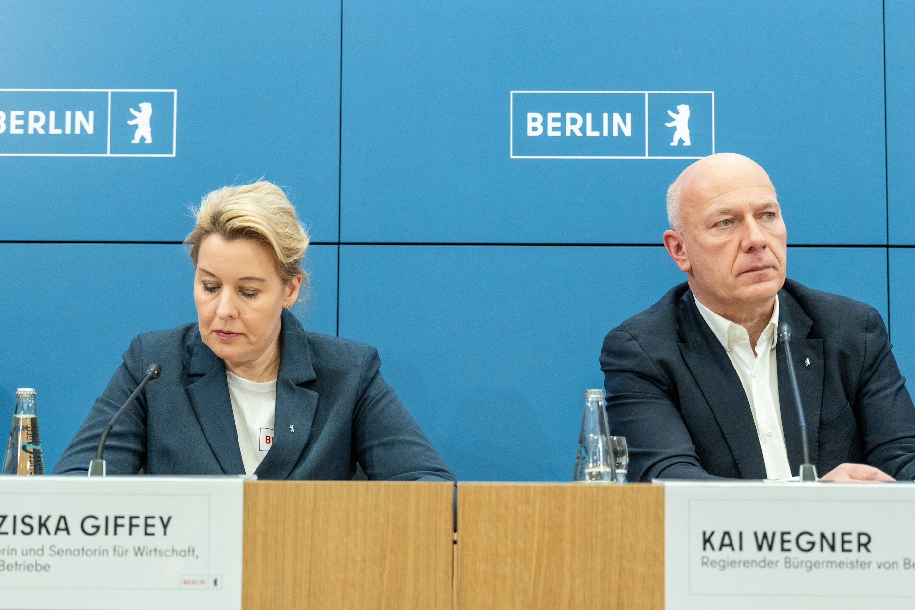 Franziska Giffey, Senatorin für Wirtschaft, Energie und Betriebe, und Kai Wegner, Regierender Bürgermeister, während der gemeinsamen Pressekonferenz
