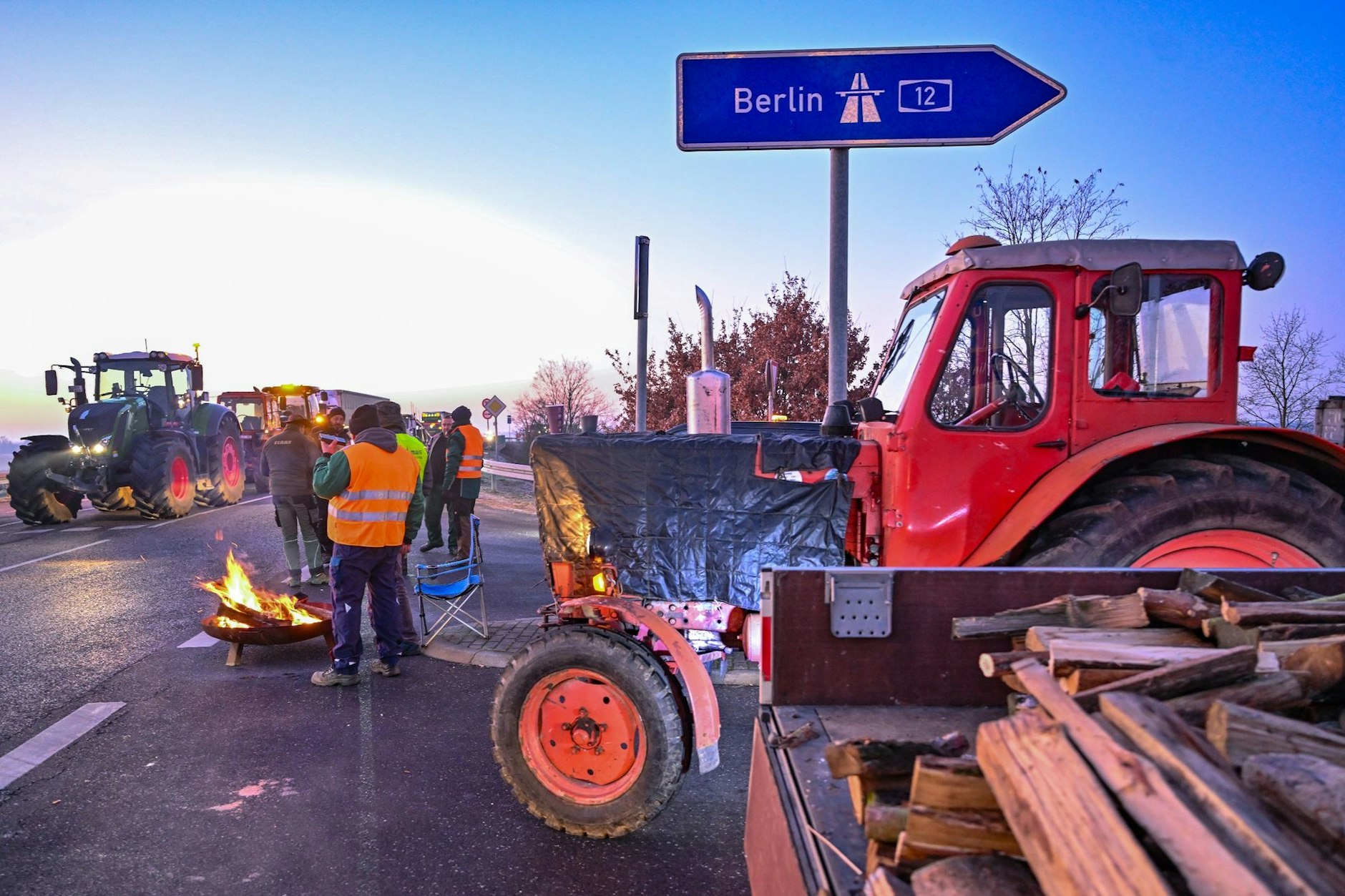Am Donnerstag wollen Landwirte in Brandenburg und Mecklenburg-Vorpommern wieder Autobahnauffahrten blockieren, so wie zuletzt 2024.