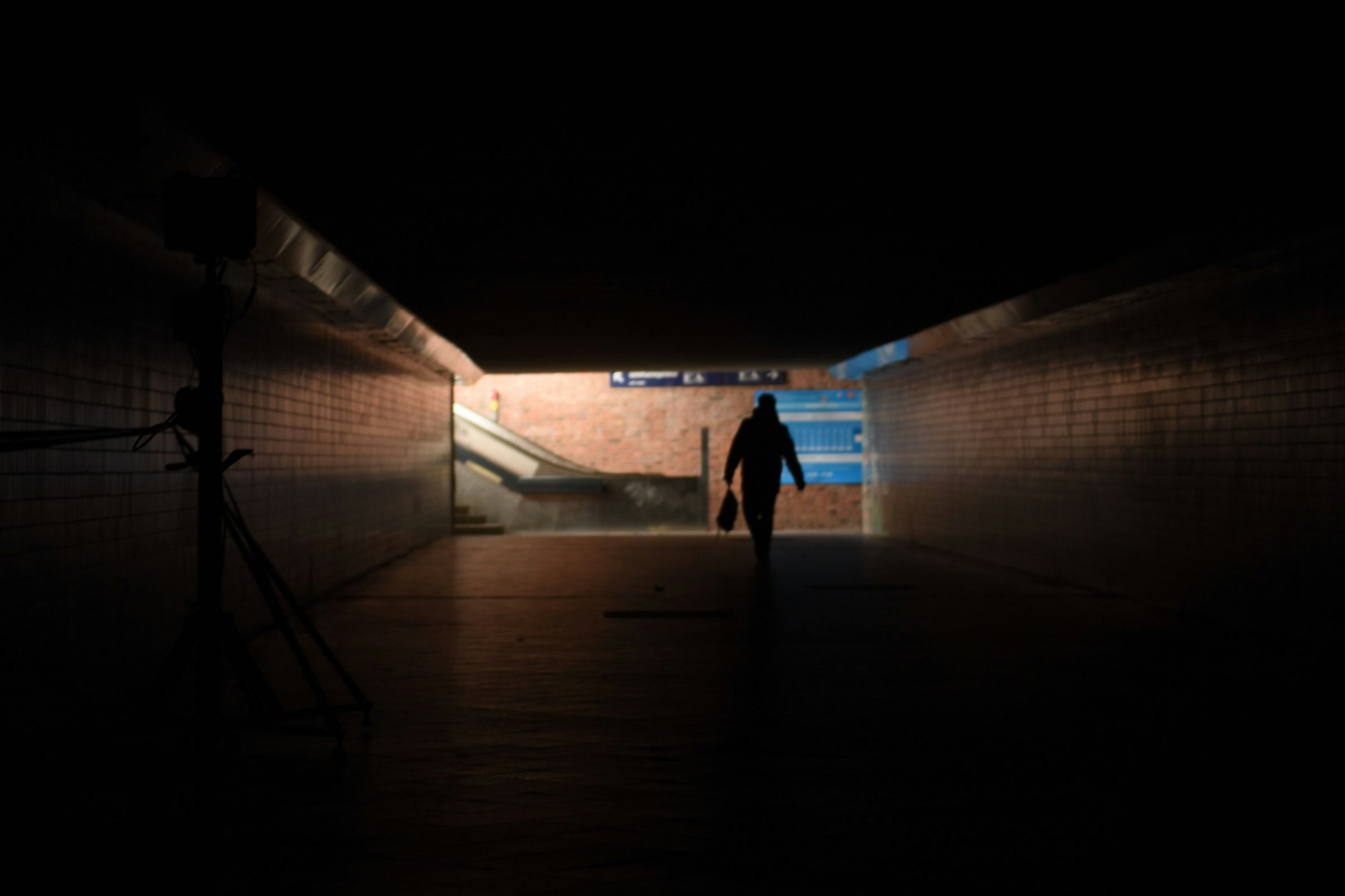 Am Bahnhof Wannsee ist es gruselig dunkel.