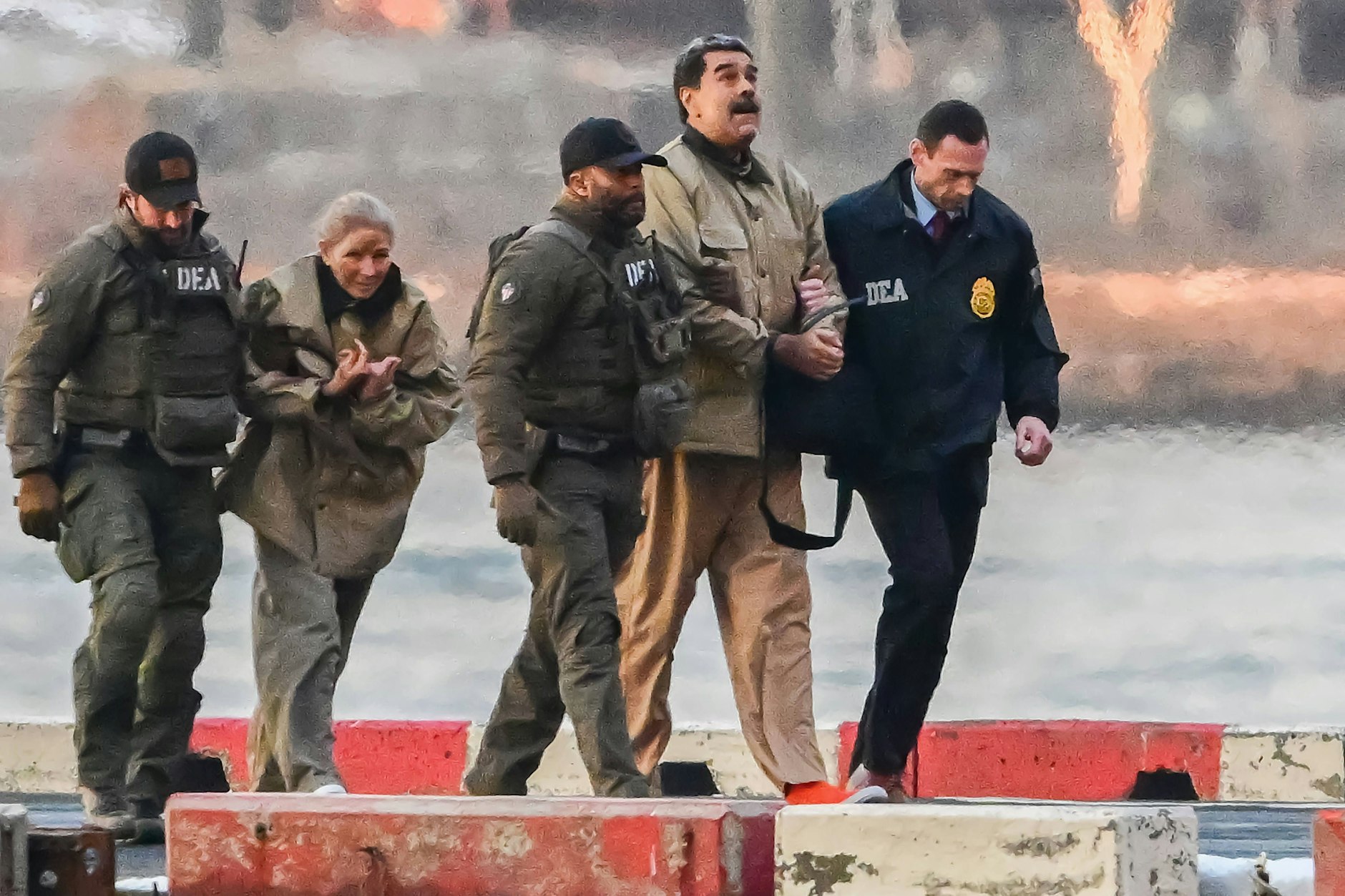 DEA-Beamte führen Nicolás Maduro und seine Ehefrau Cilia Flores am 5. Januar 2026 in Handschellen vom Helikopter am Wall-Street-Heliport in Manhattan ab.