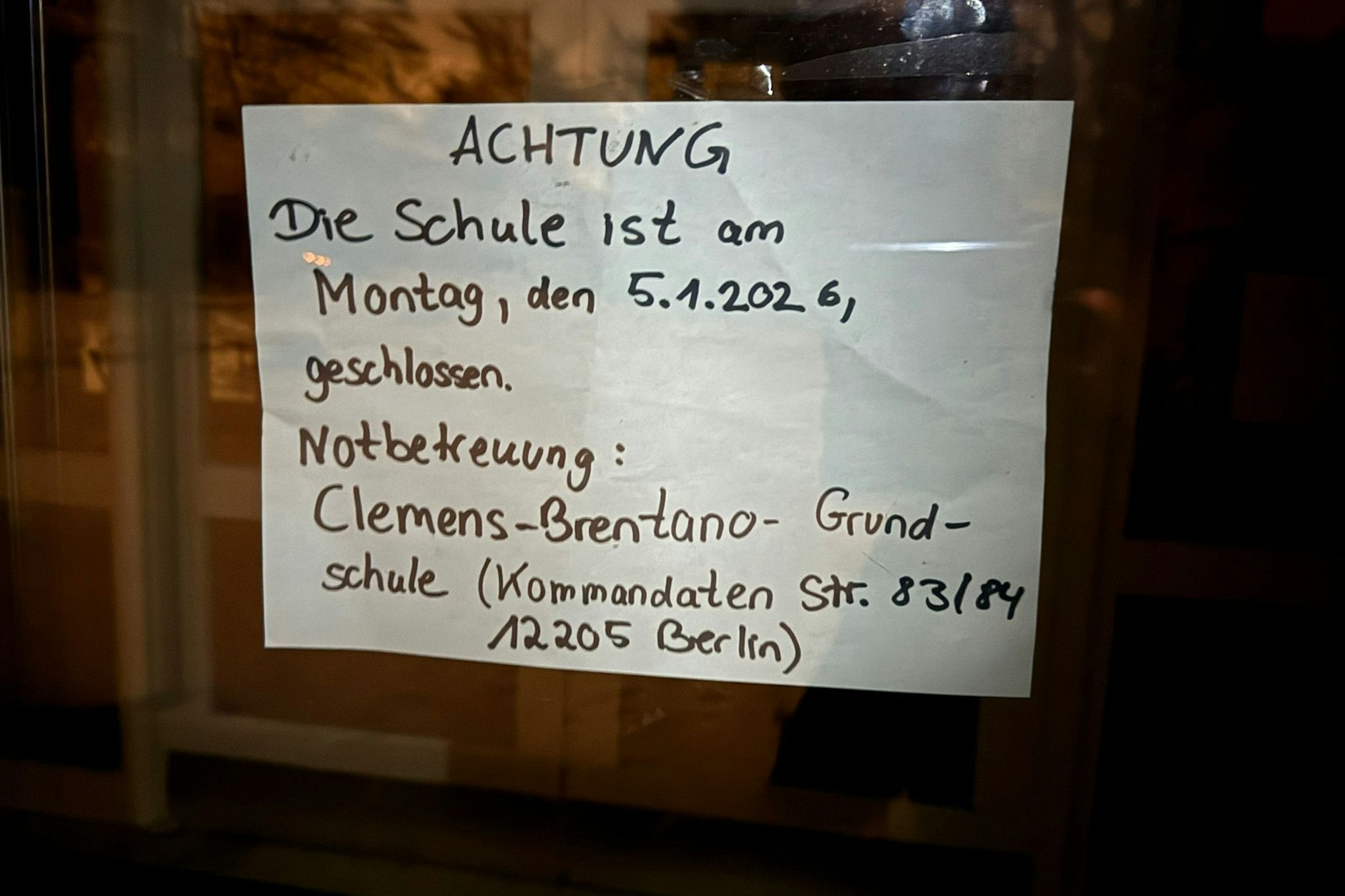 Dieser Zettel hängt an der Grundschule am Buschgraben aus. Hier findet wegen des Stromausfalls kein Unterricht statt.