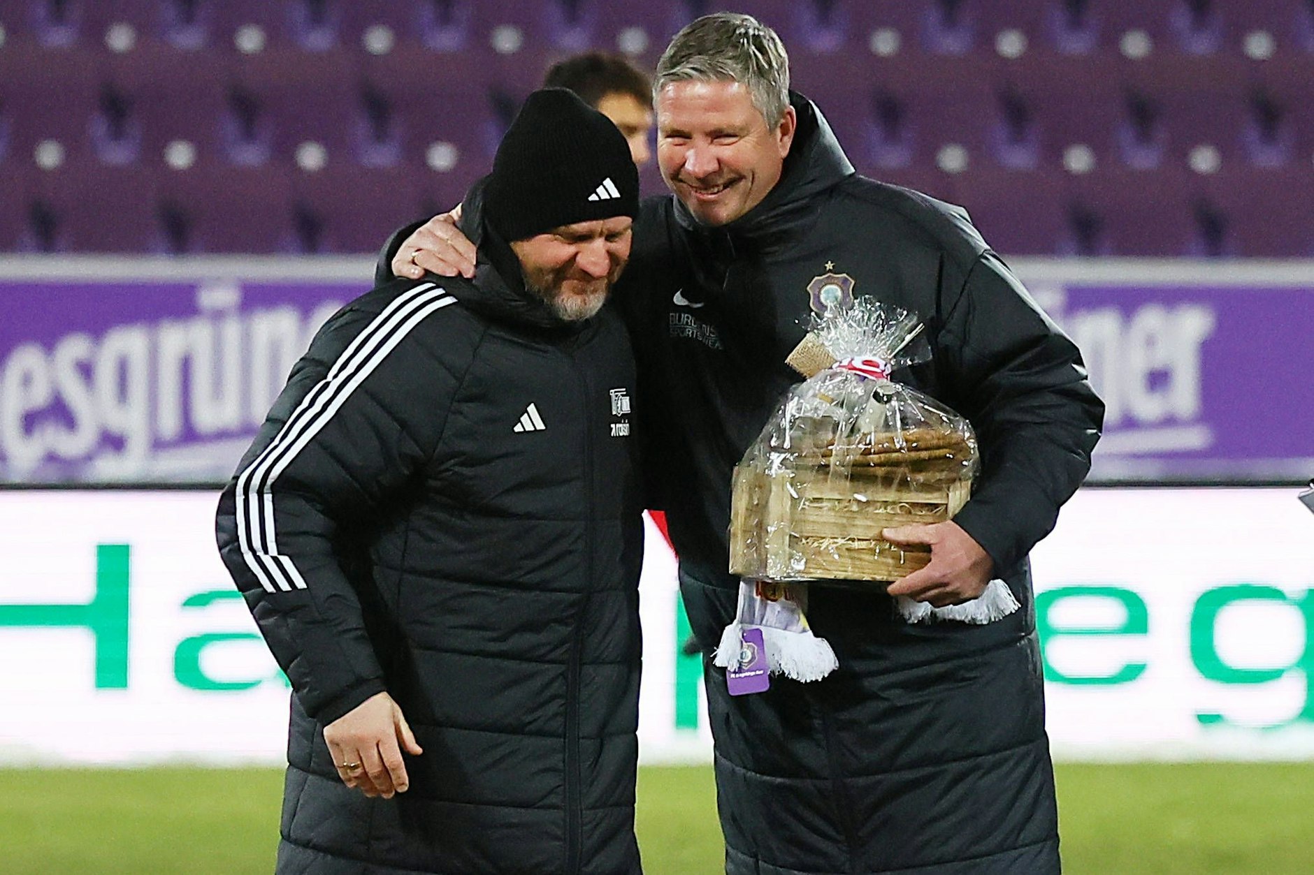 Steffen Baumgart bekommt von Michael Tarnat, dem neuen Geschäftsführer bei Erzgebirge Aue, ein Geburtstagsgeschenk.