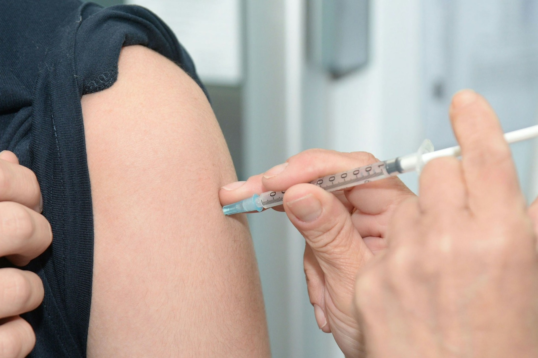 <em>Betriebliche Impfaktionen können dazu beitragen, Krankenstände zu senken und Betriebsabläufe zu sichern.</em>