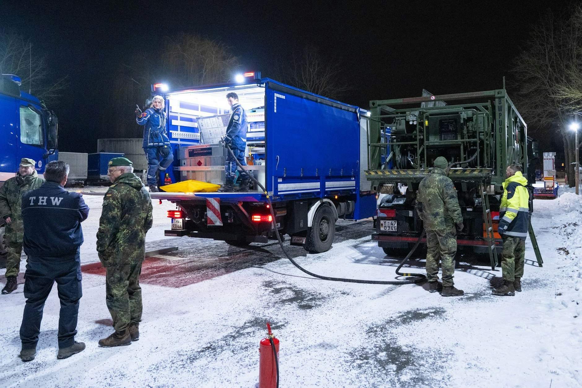 Ein Kraftstoffcontainer, der Notstromaggregate versorgen soll, wird von einem Bundeswehr-Tankwagen betankt.