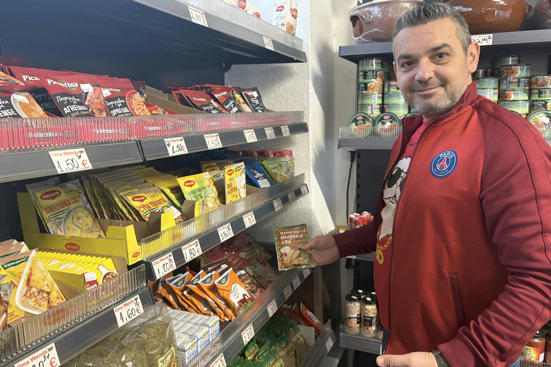 Nikolay Sokolov in seinem Supermarkt in Lichtenberg am Gewürzregal