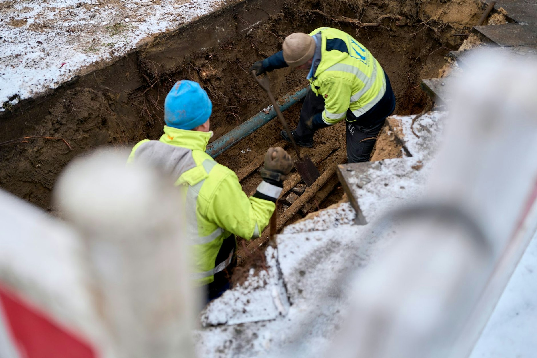Die Bauarbeiten nach dem Brand der Kabelbrücke werden durch die eisigen Temperaturen erheblich erschwert.