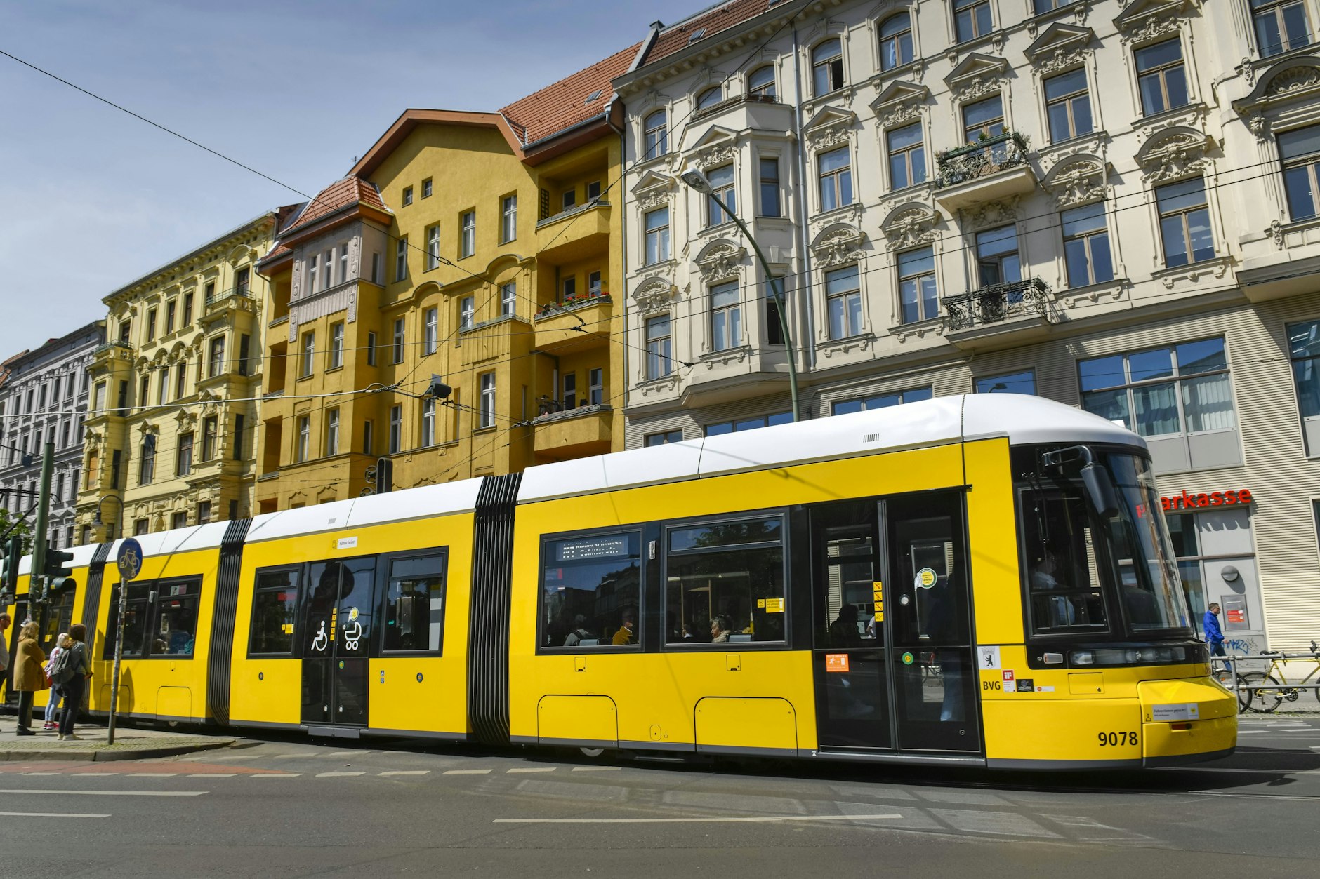 Eine Straßenbahn fährt auf der Kastanienallee in Prenzlauer Berg. Hier soll es im zweiten Halbjahr 2026 Bauarbeiten und Ersatzverkehr mit Bussen geben.
