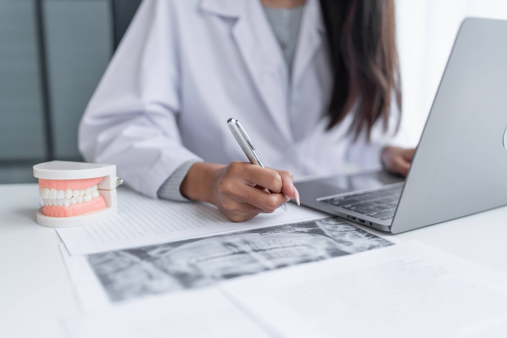 Parodontitis: Neuer Wirkstoff bremst Erreger