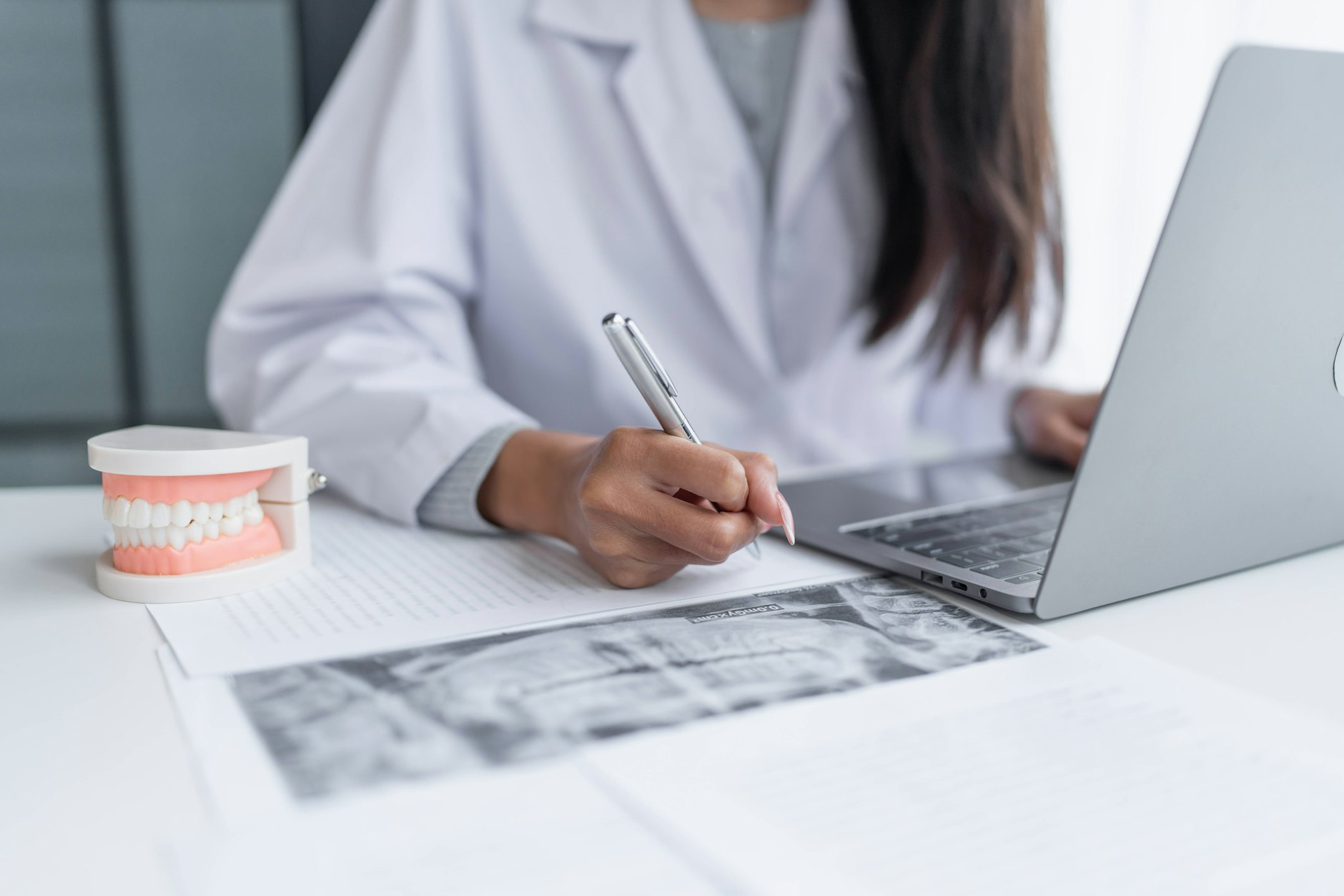 Neuer Ansatz zur Bekämpfung von Paradontitis. Neue Substanz hemmt Wachstum bestimmter Bakterien ohne die Mundflora zu zerstören..