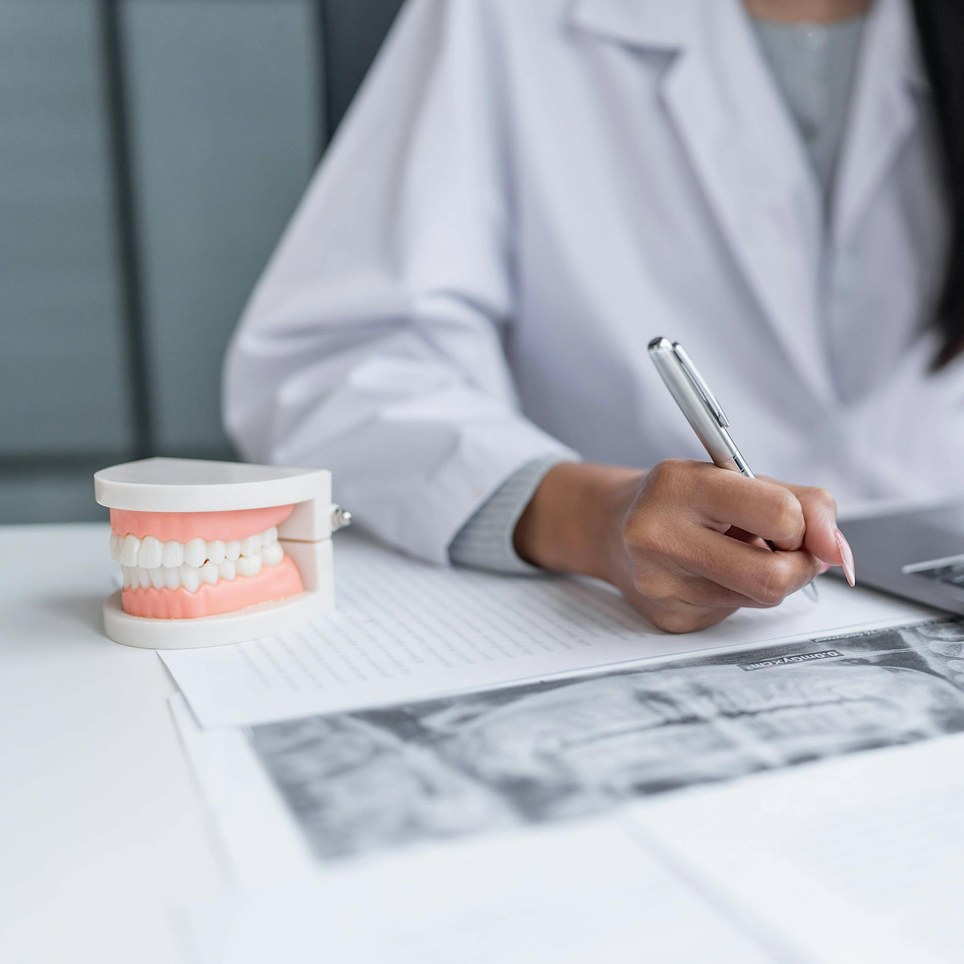 Parodontitis: Neuer Wirkstoff bremst Erreger