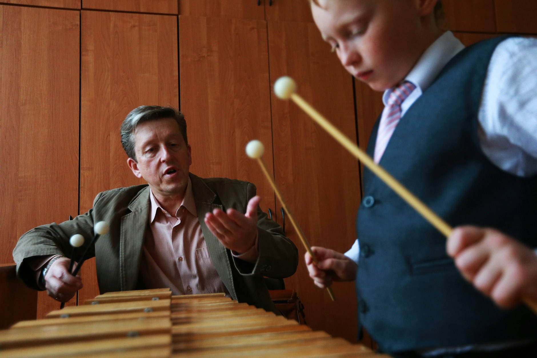 Ein Musiklehrer mit seinem Schüler