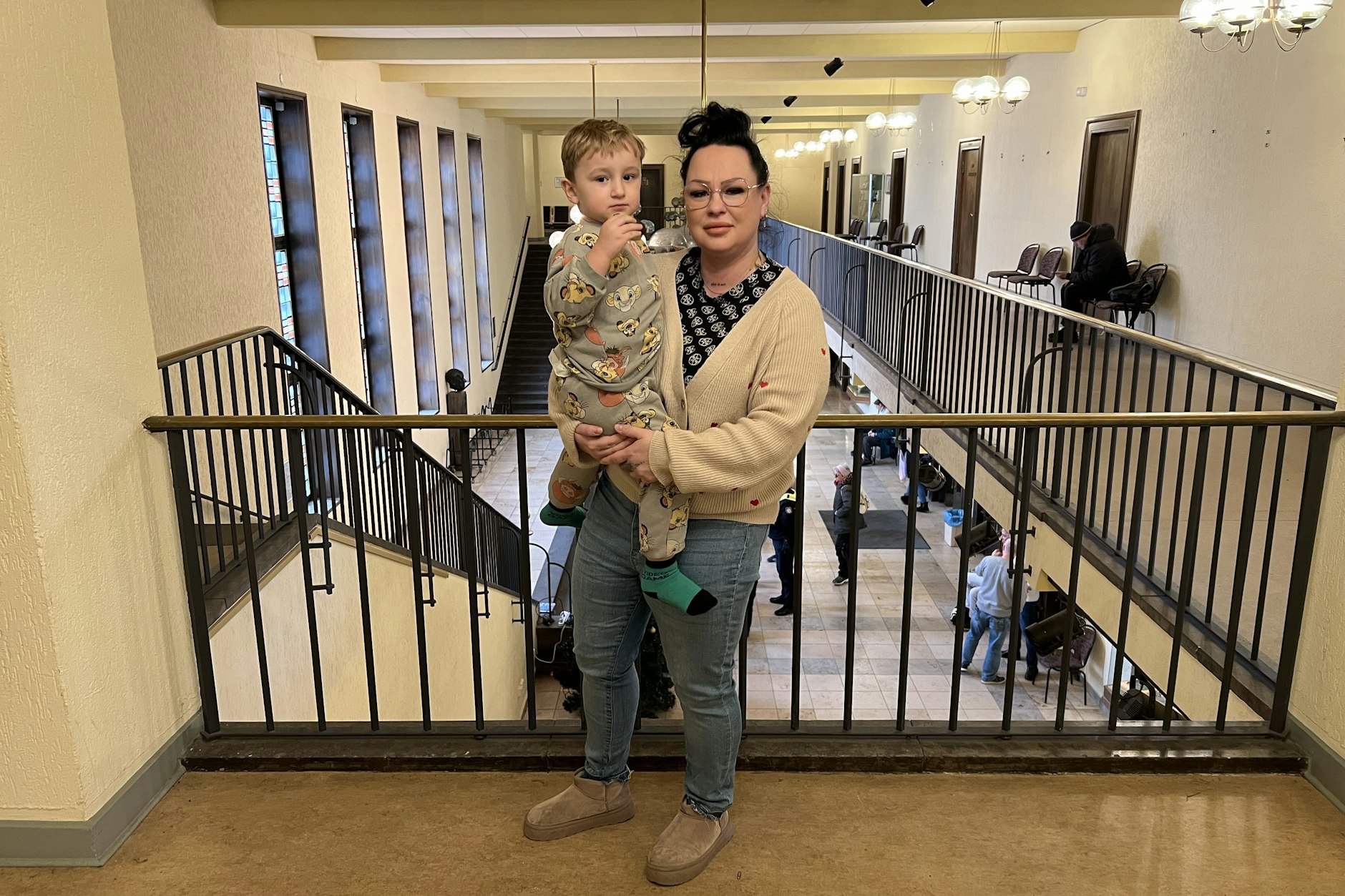 Yasmin Kurtoglu am Montag im Rathaus Zehlendorf mit Sohn Yavuz (3).