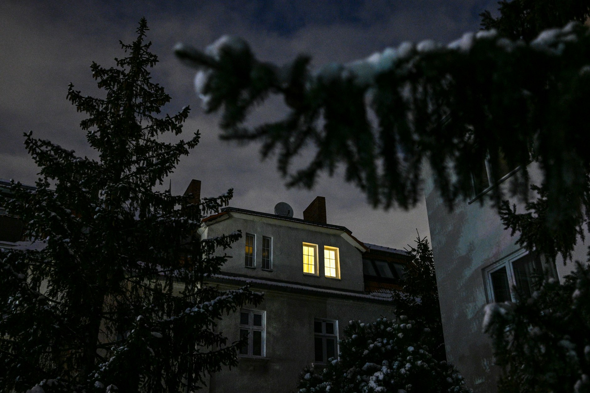 06.01.2026, Berlin: Nur ein Fenster eines Hauses in Zehlendorf ist am Abend beleuchtet. Zehntausende Menschen im Südwesten der Hauptstadt haben keinen Strom.