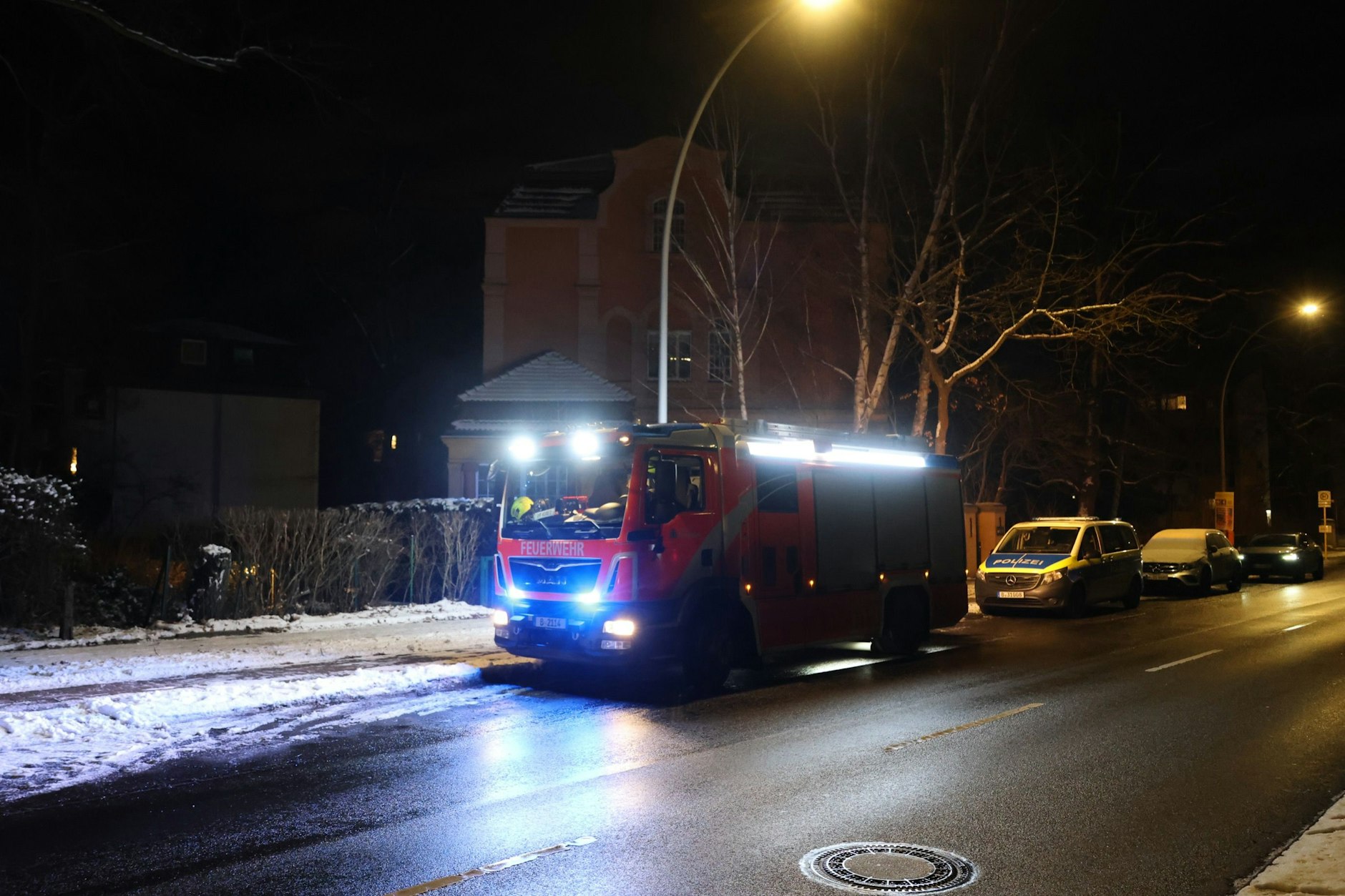 Feuerwehreinsatz in der Potsdamer Chaussee. Hier war in einer Wohnung ein Wasserrohr gebrochen.