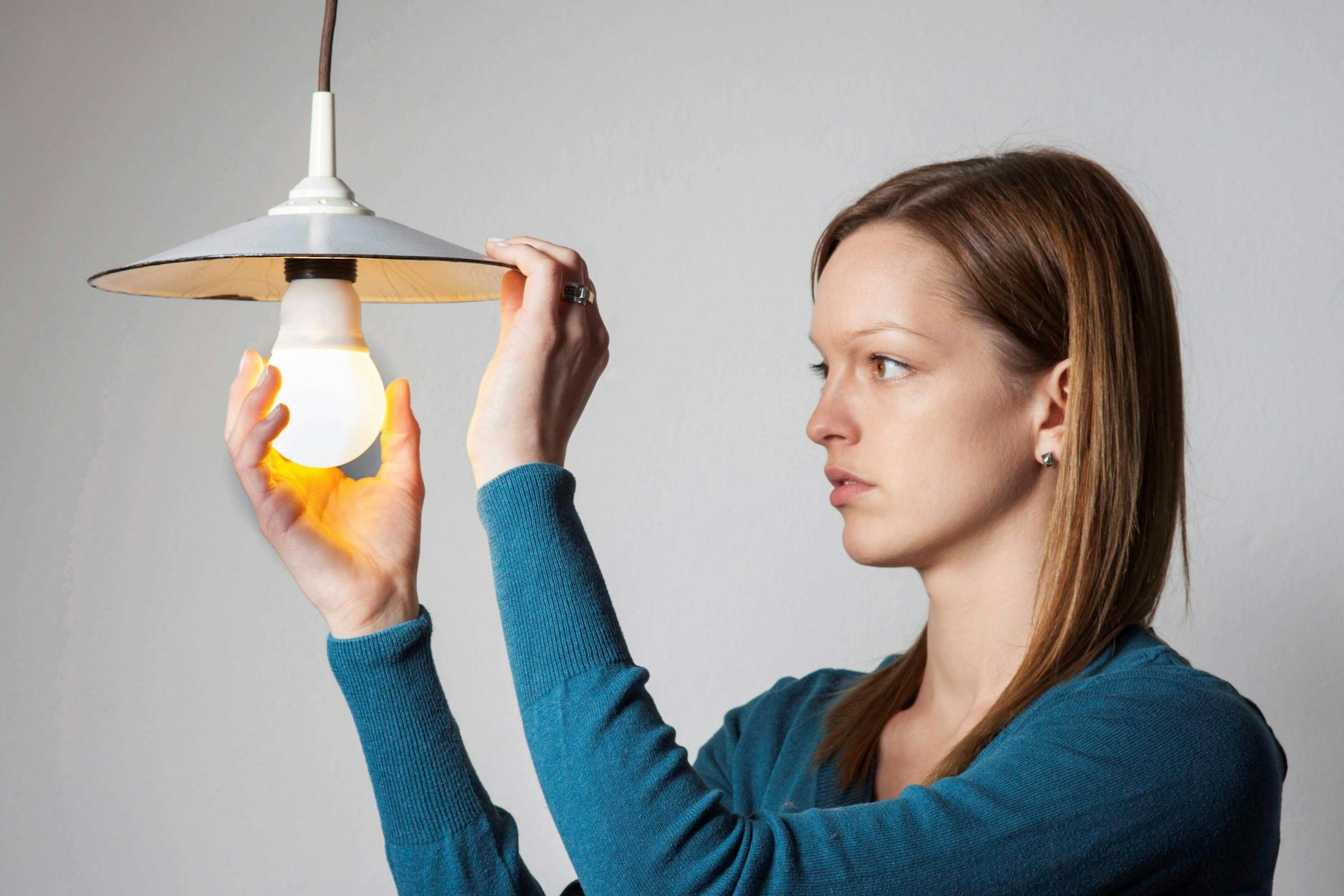 Deutschland verzeichnete 2025 so viele Stunden mit negativen Strompreisen wie nie zuvor. Doch Verbraucher profitieren davon in der Regel nicht.