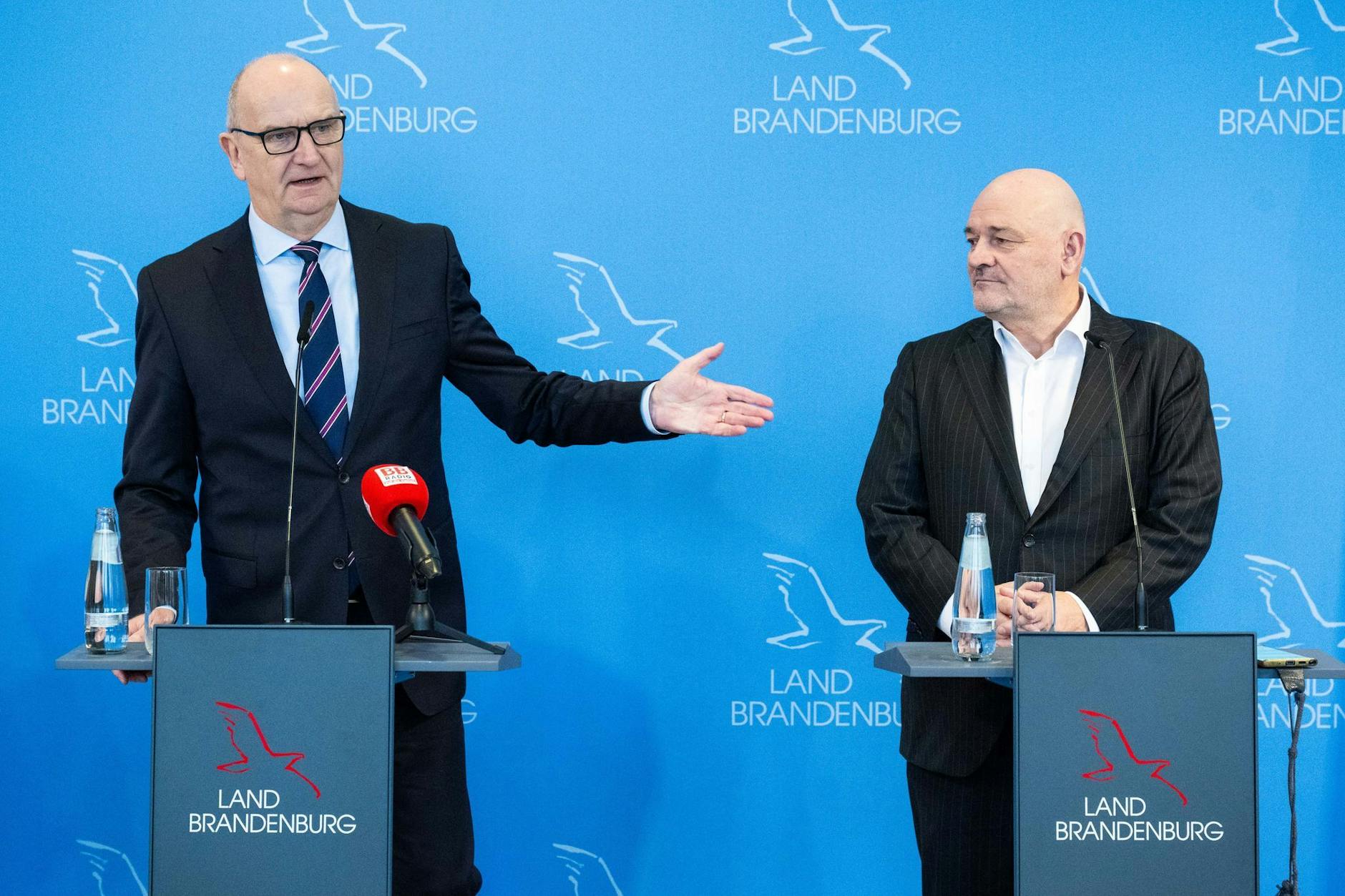 Dietmar Woidke (SPD, l), Ministerpräsident von Brandenburg, und Robert Crumbach, aus dem BSW und der BSW-Fraktion ausgetretener Vize-Ministerpräsident, in der Staatskanzlei von Brandenburg bei ihrem Statement.