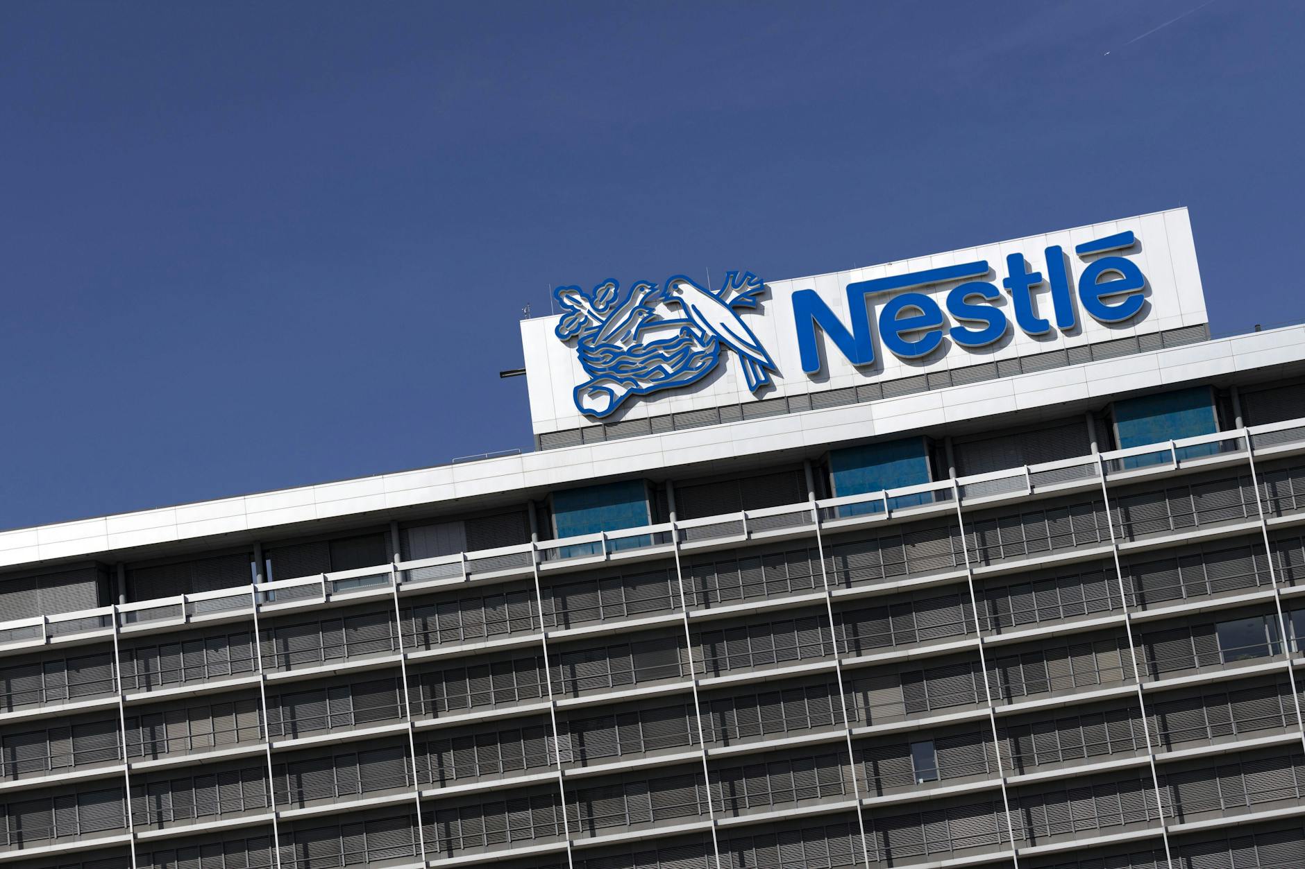 Das Nestlé-Logo auf dem Dach der Deutschlandzentrale in Frankfurt
