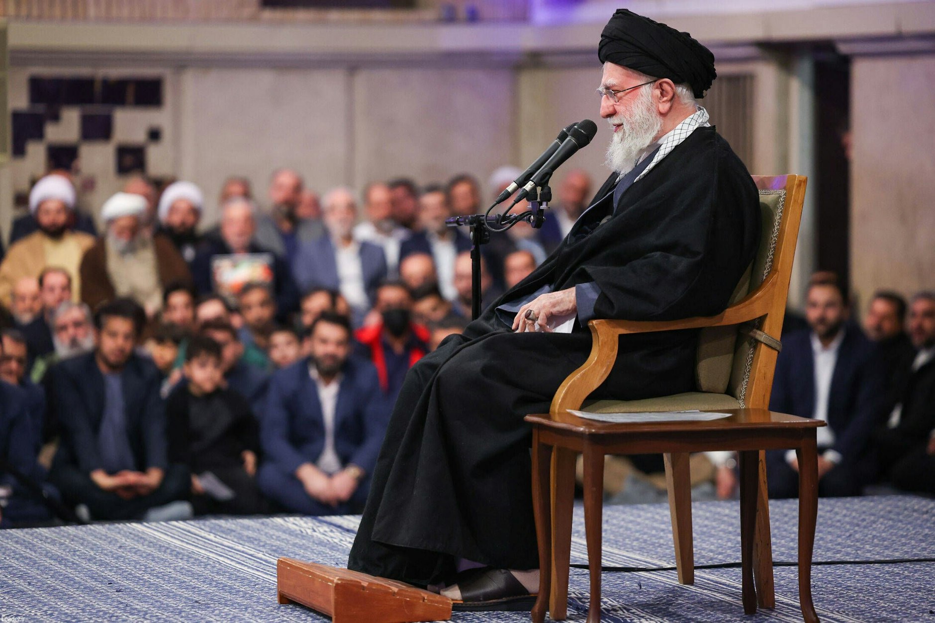 Ayatollah Ali Chamenei, der oberste geistliche Führer des Iran, spricht am 3. Juni zu seinen Gefolgsleuten.