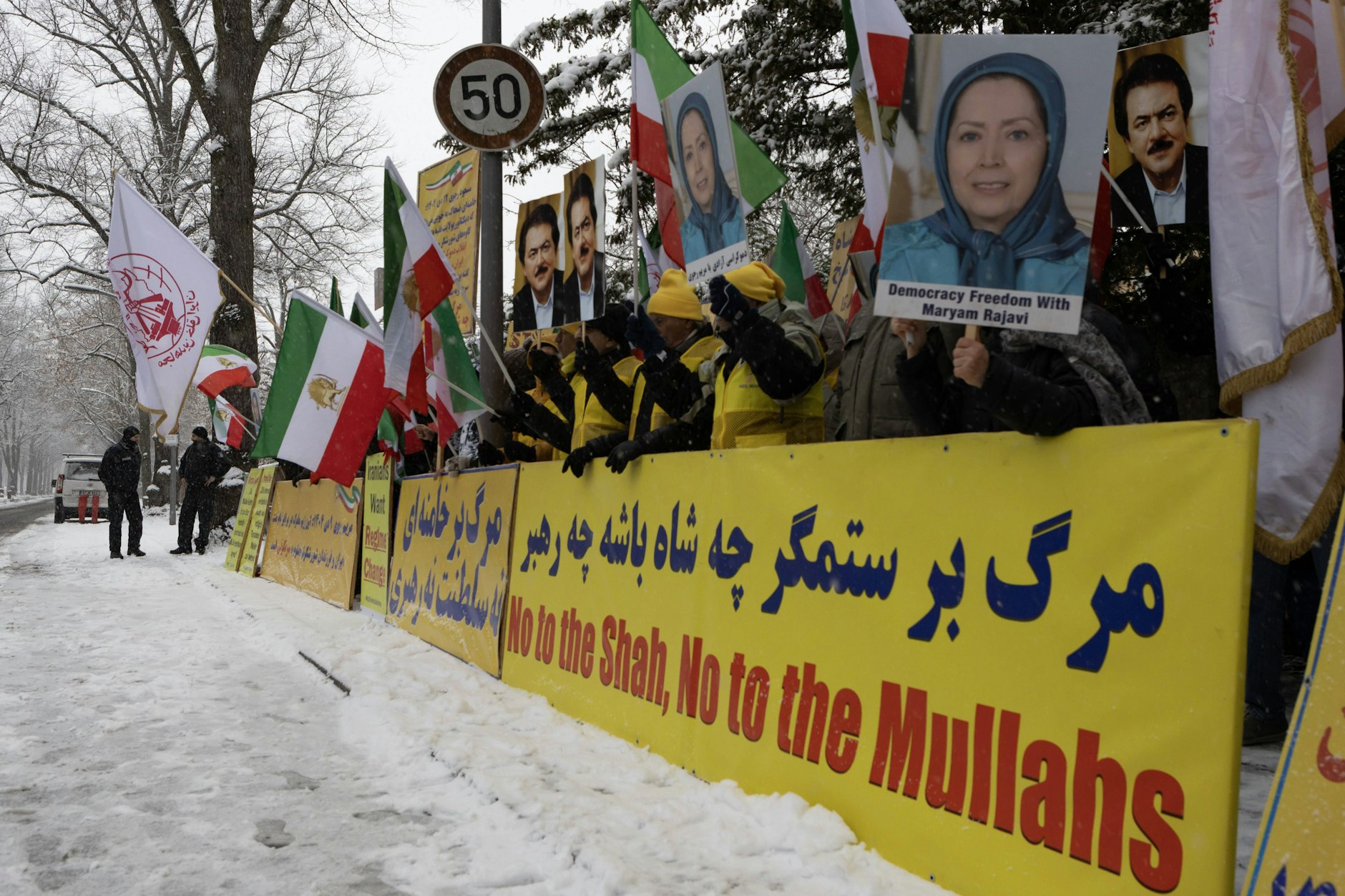 Vor der Botschaft des Iran in Berlin bringen Menschen ihre Solidarität mit den Aufständischen in ihrer Heimat zum Ausdruck.