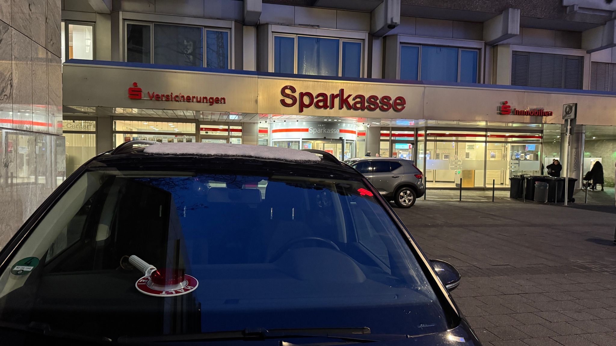 Image - Einbruch mit Millionen-Beute in Gelsenkirchen: Polizei durchsucht Sparkasse