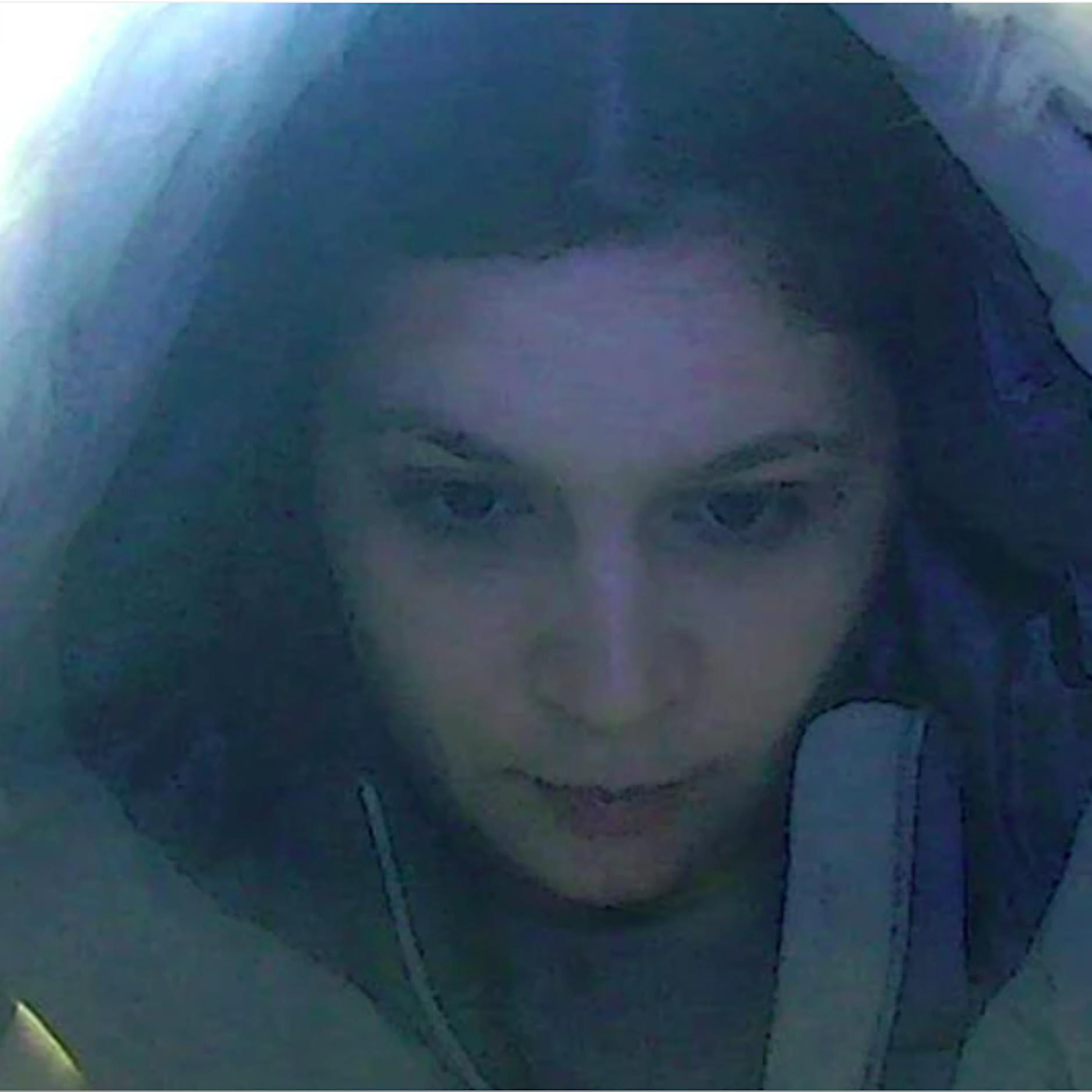 Tausende Euro von Oma geklaut – Polizei sucht diese junge Frau