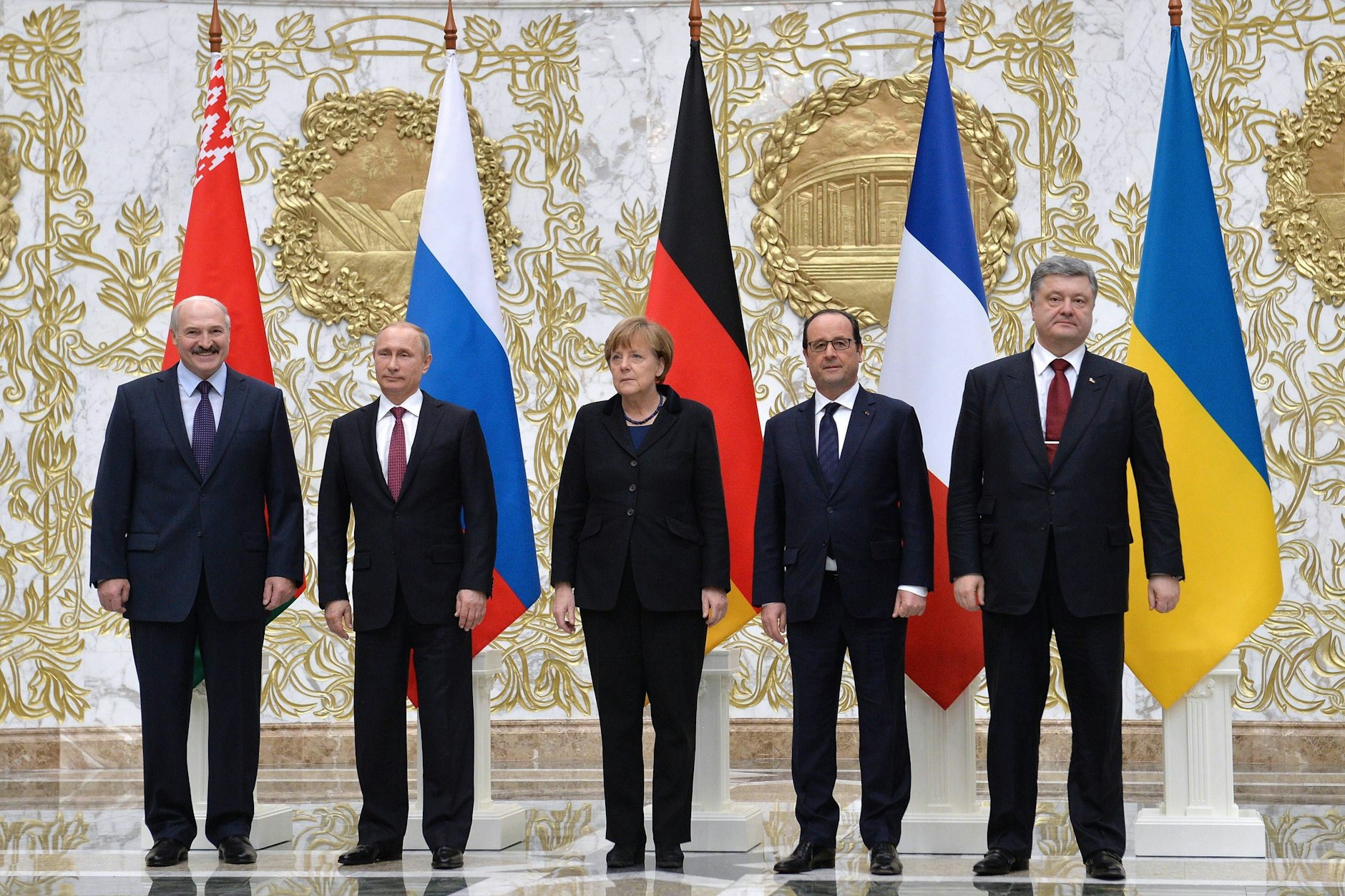 Alexander Lukaschenko, Wladimir Putin, Angela Merkel, François Hollande und Petro Poroschenko (v.l.n.r.) posieren im Jahr 2015 in Minsk nach Abschluss eines Abkommens für ein Gruppenfoto.