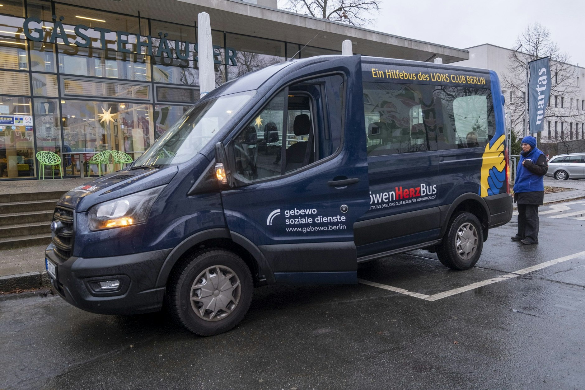 Nach der mutmasslichen Brandstiftung an einem Kältebus der Berliner Stadtmission hilft GEBEWO - Soziale Dienste - Berlin der Berliner Stadtmission, mit ihrem Bus aus.