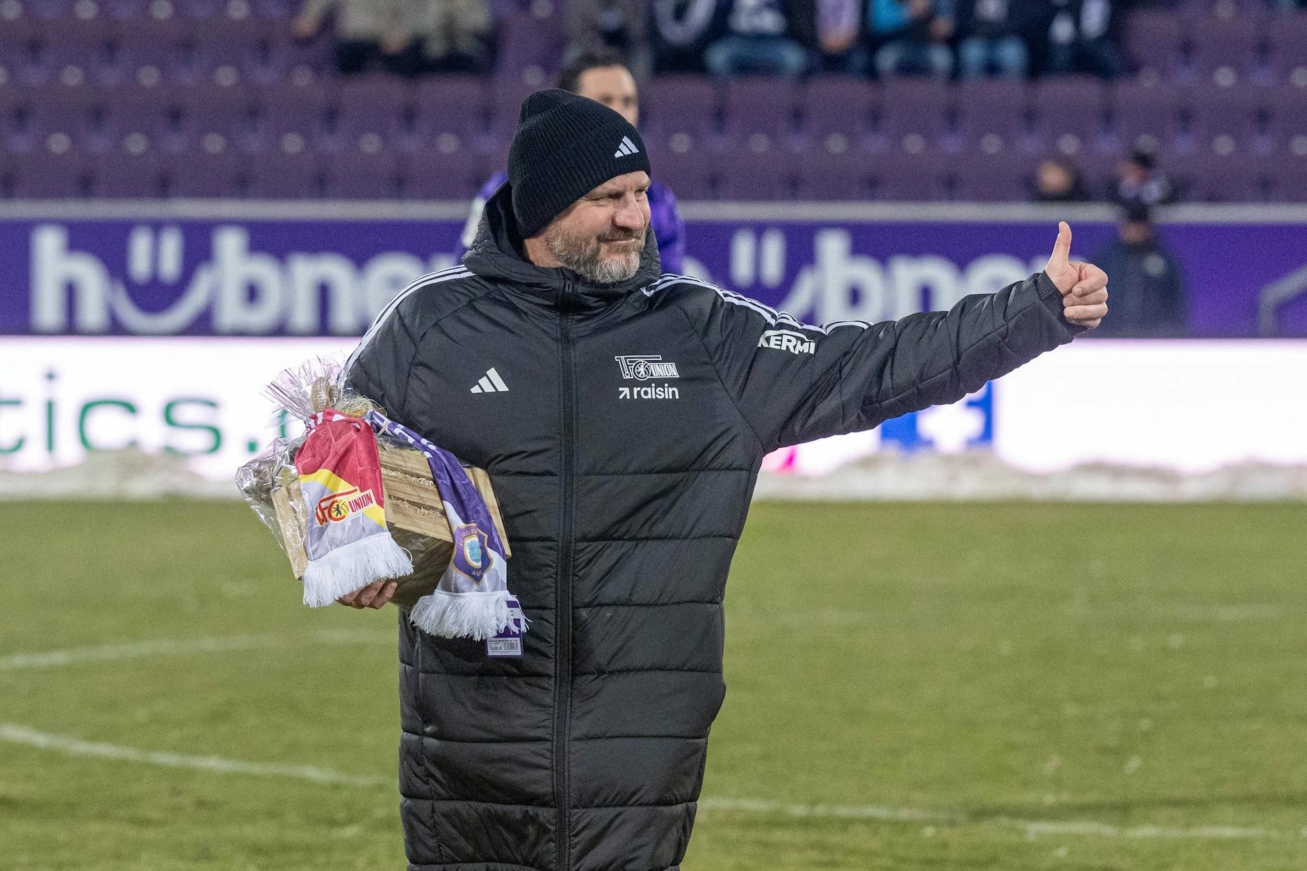 An seinem Geburtstag bekam Steffen Baumgart nicht nur den Sieg der Mannschaft des 1. FC Union Berlin beim FC Erzgebirge Aue geschenkt, sondern durfte sich auch noch über andere Präsente freuen.