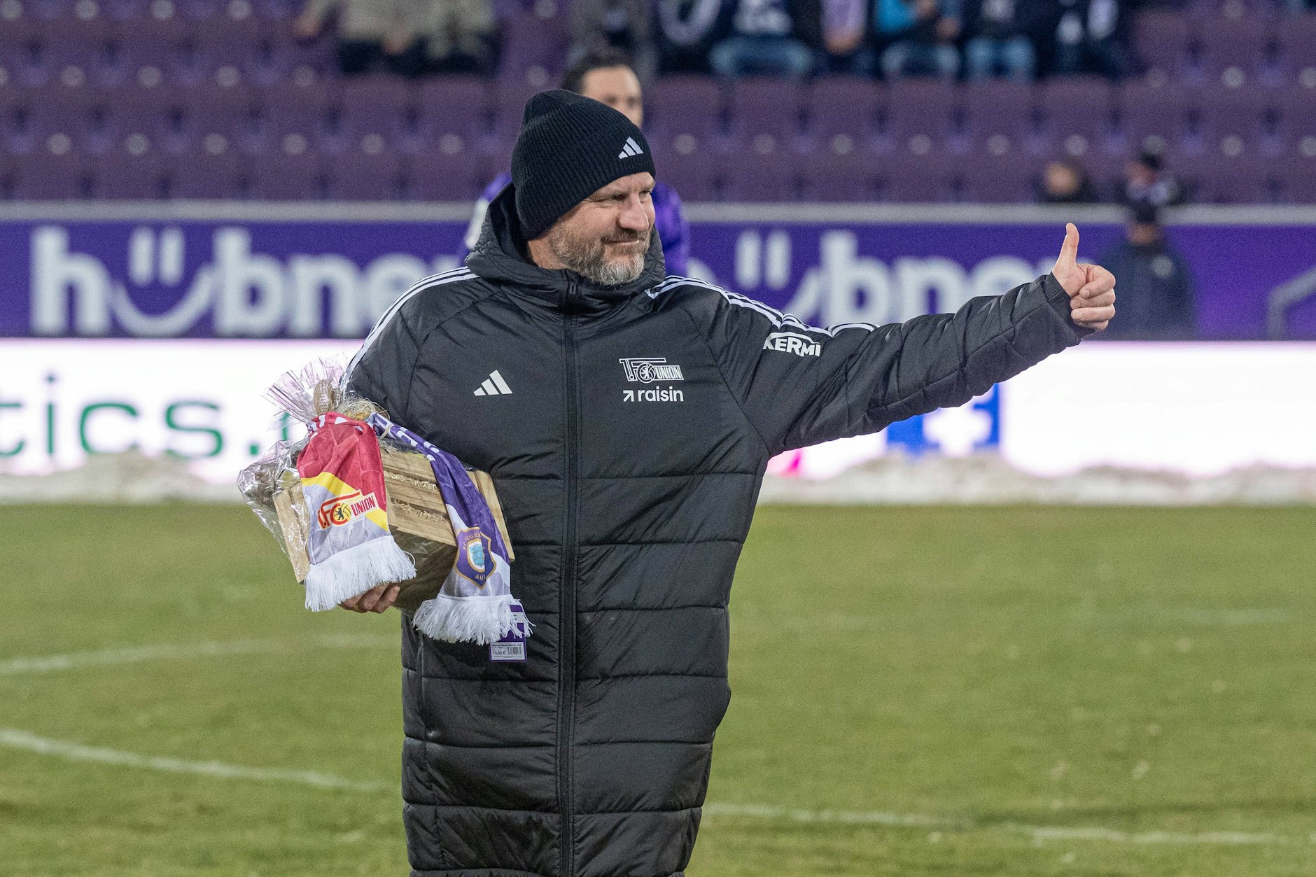 An seinem Geburtstag bekam Steffen Baumgart nicht nur den Sieg der Mannschaft des 1. FC Union Berlin beim FC Erzgebirge Aue geschenkt, sondern durfte sich auch noch über andere Präsente freuen.