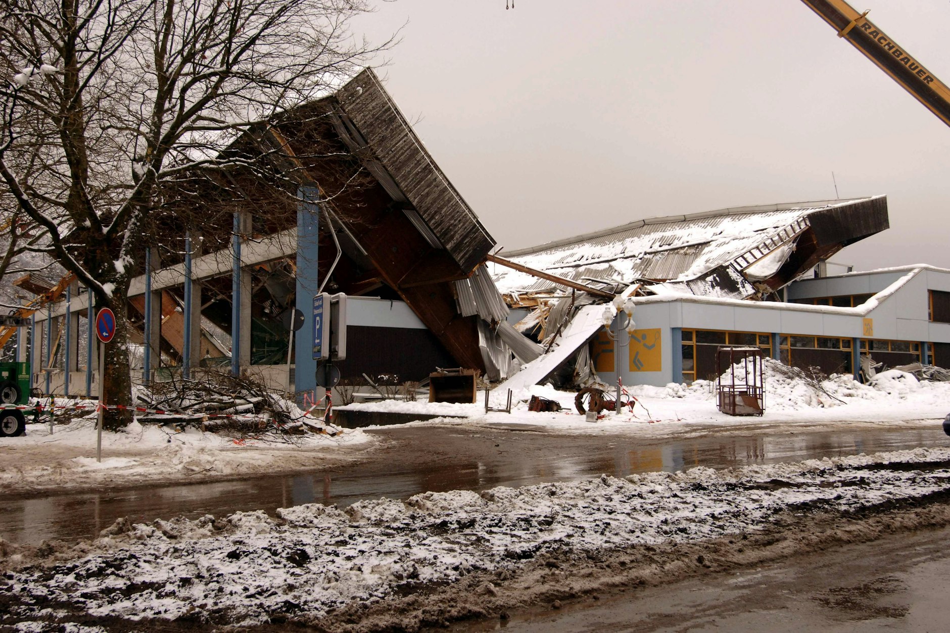 Eingestürztes Dach der Eissporthalle nach dem Unglück in Bad Reichenhall. 2006 hatte hier extreme Schneelast zu einer Katastrophe geführt.