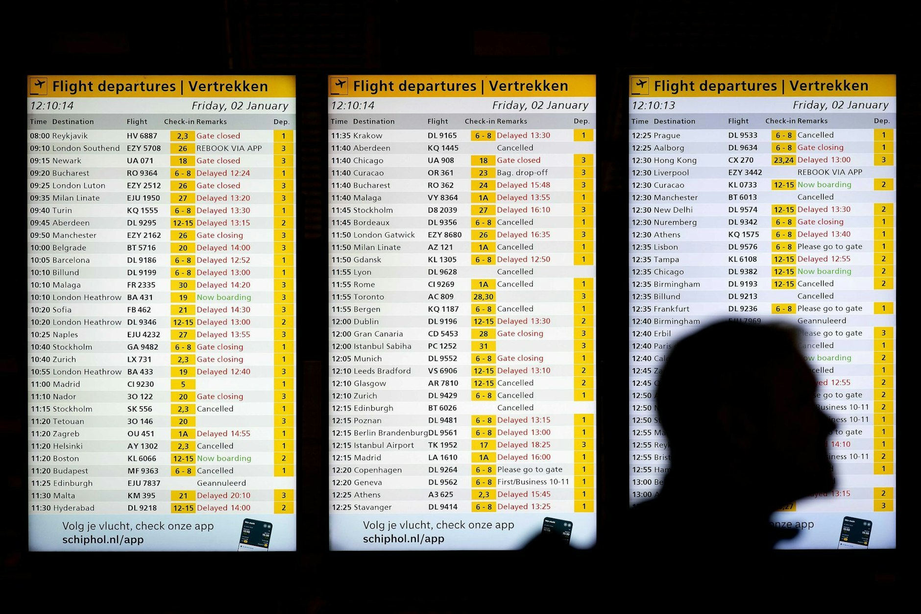 Informationstafeln am Flughafen Schiphol informieren über annullierte und verspätete Flüge.