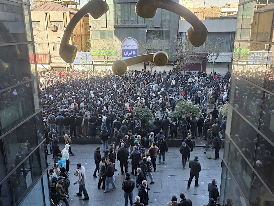 Am 29. Dezember 2025 versammeln sich Händler, Studenten, Arbeiter, junge Frauen und Männer in Teheran zum Protest.
