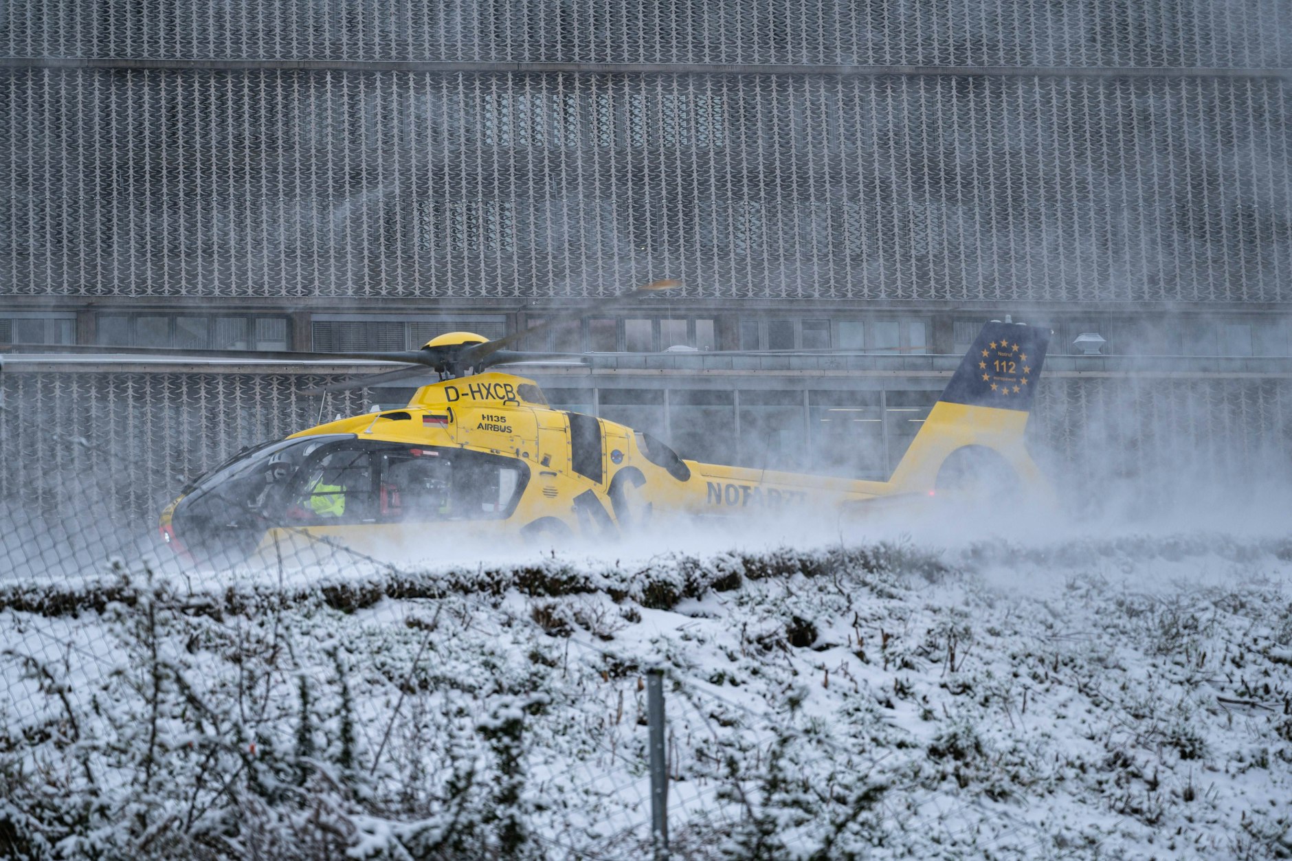Ein Rettungshubschrauber vor dem Benjamin-Franklin-Krankenhaus in Steglitz