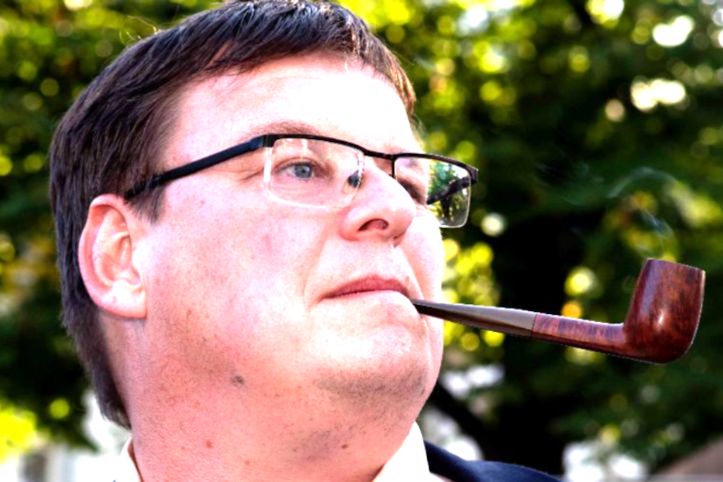 SPD-Politiker erklärt, wieso Migranten Hotel zusteht, Rentnern nicht: „Hoffe, ich konnte helfen“