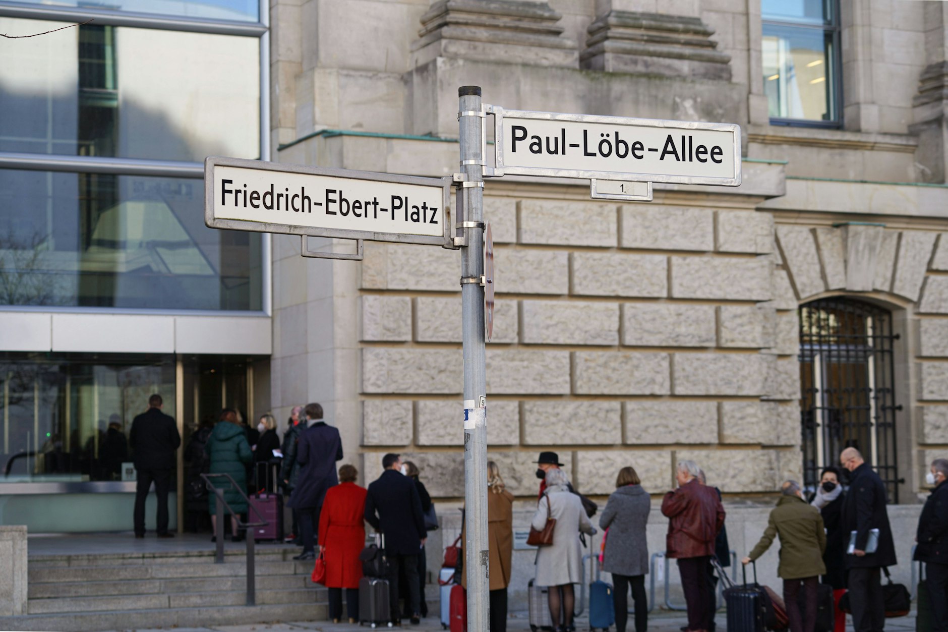 Politiker betreten den Reichstag für eine Bundesversammlung.