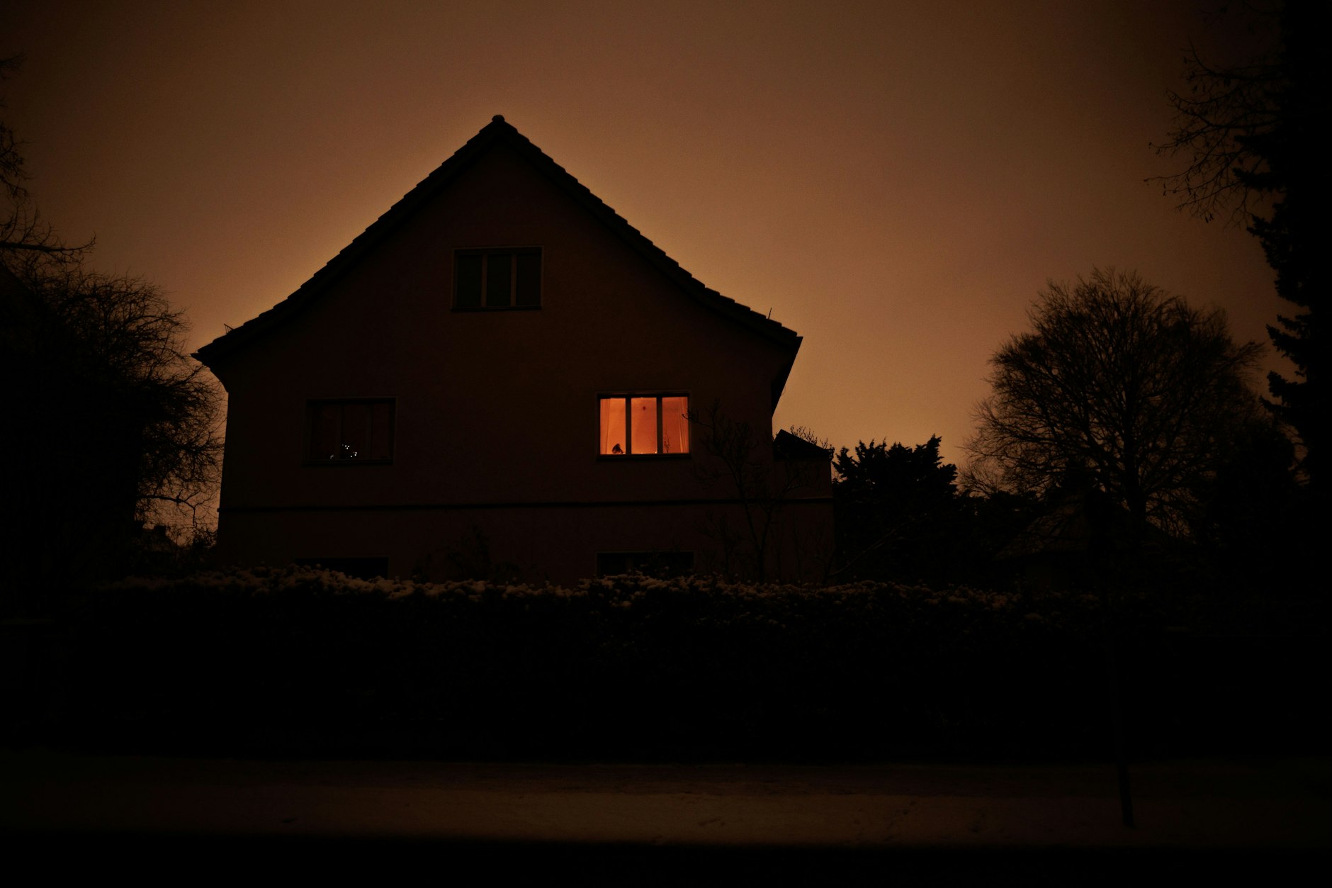 Kerzen erhellen in Steglitz-Zehlendorf ein Zimmer in einem Mehrfamilienhaus.