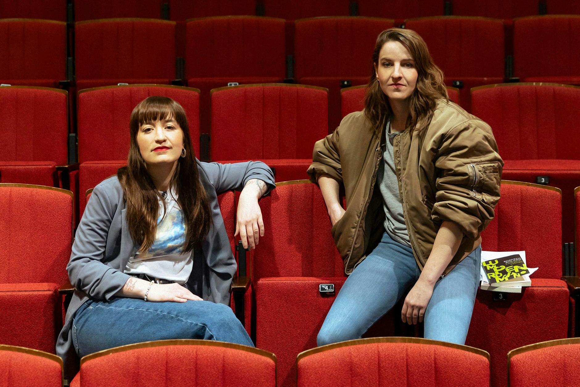 Helene Hegemann (r.) und die Politikerin Heidi Reichinnek in der Volksbühne in Berlin