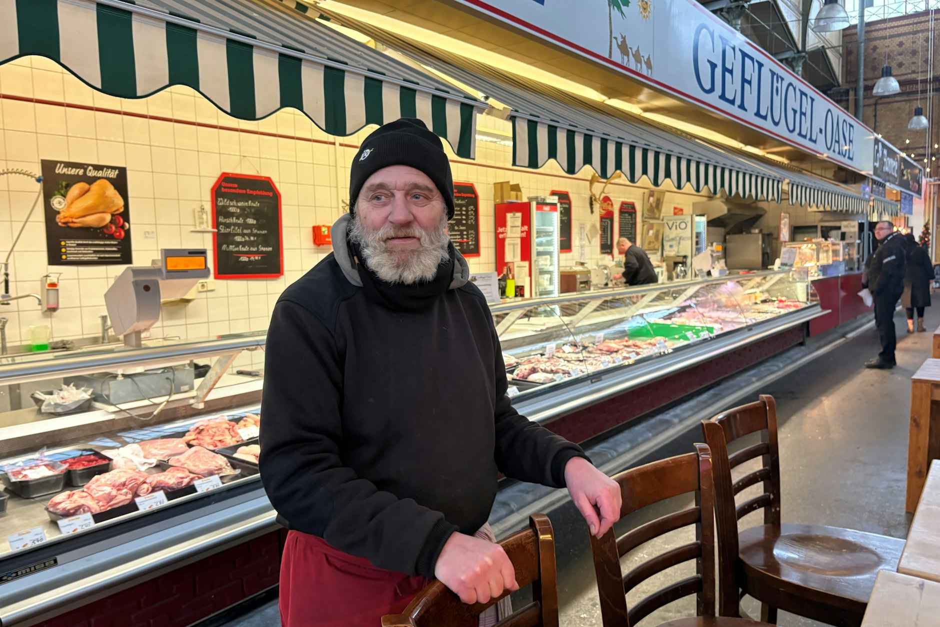 Händler frieren, Kunden bleiben weg. Verkäufer Klaus Paternoga hat sich warm angezogen.