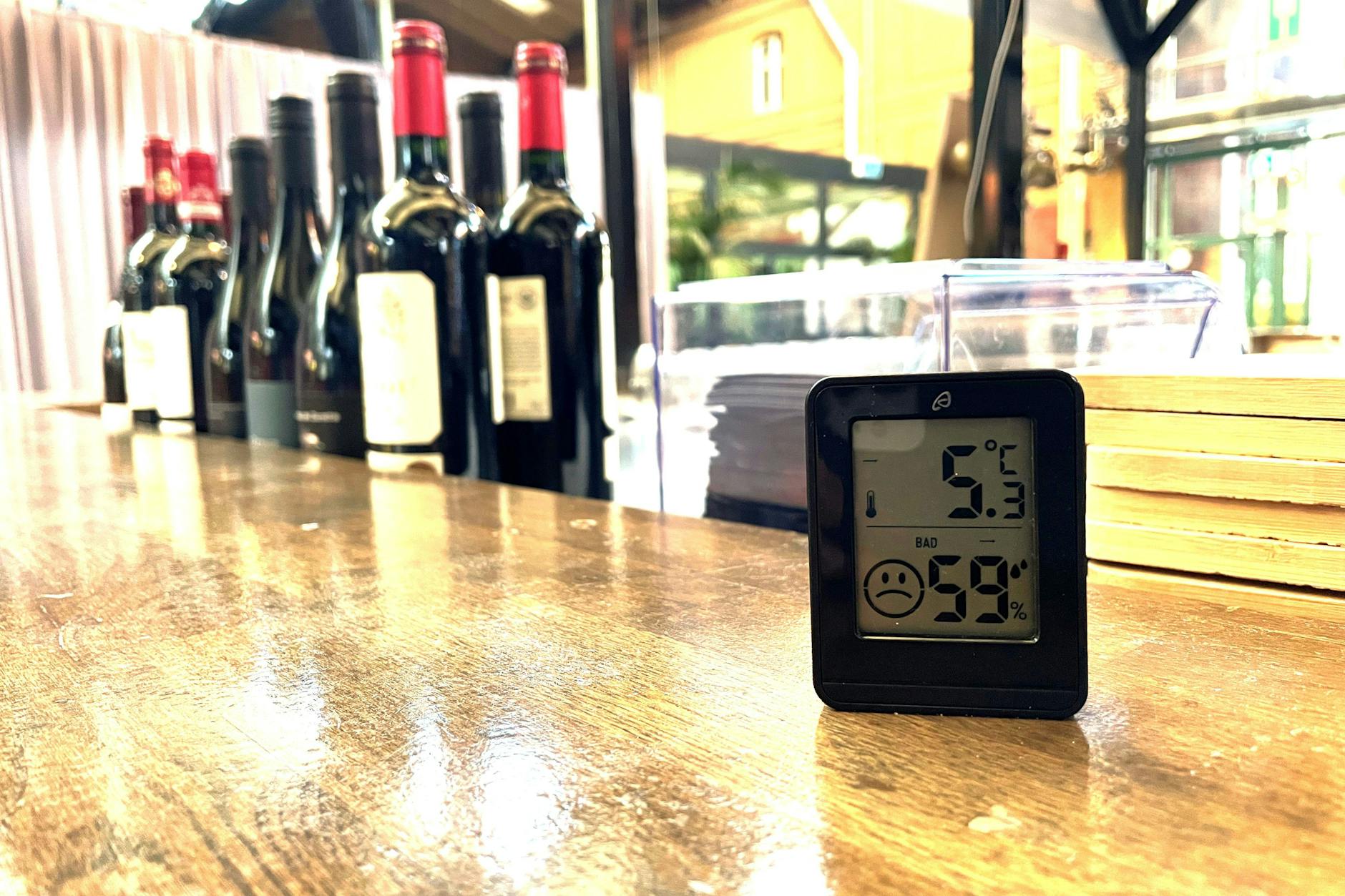 Das Thermometer in der Markthalle zeigt mittags 5 Grad. Da hat man wenig Lust zu Verweilen.